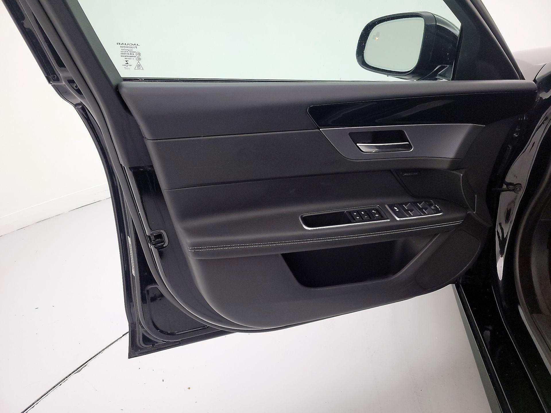 Thumbnail: 2016 Jaguar XF - 12