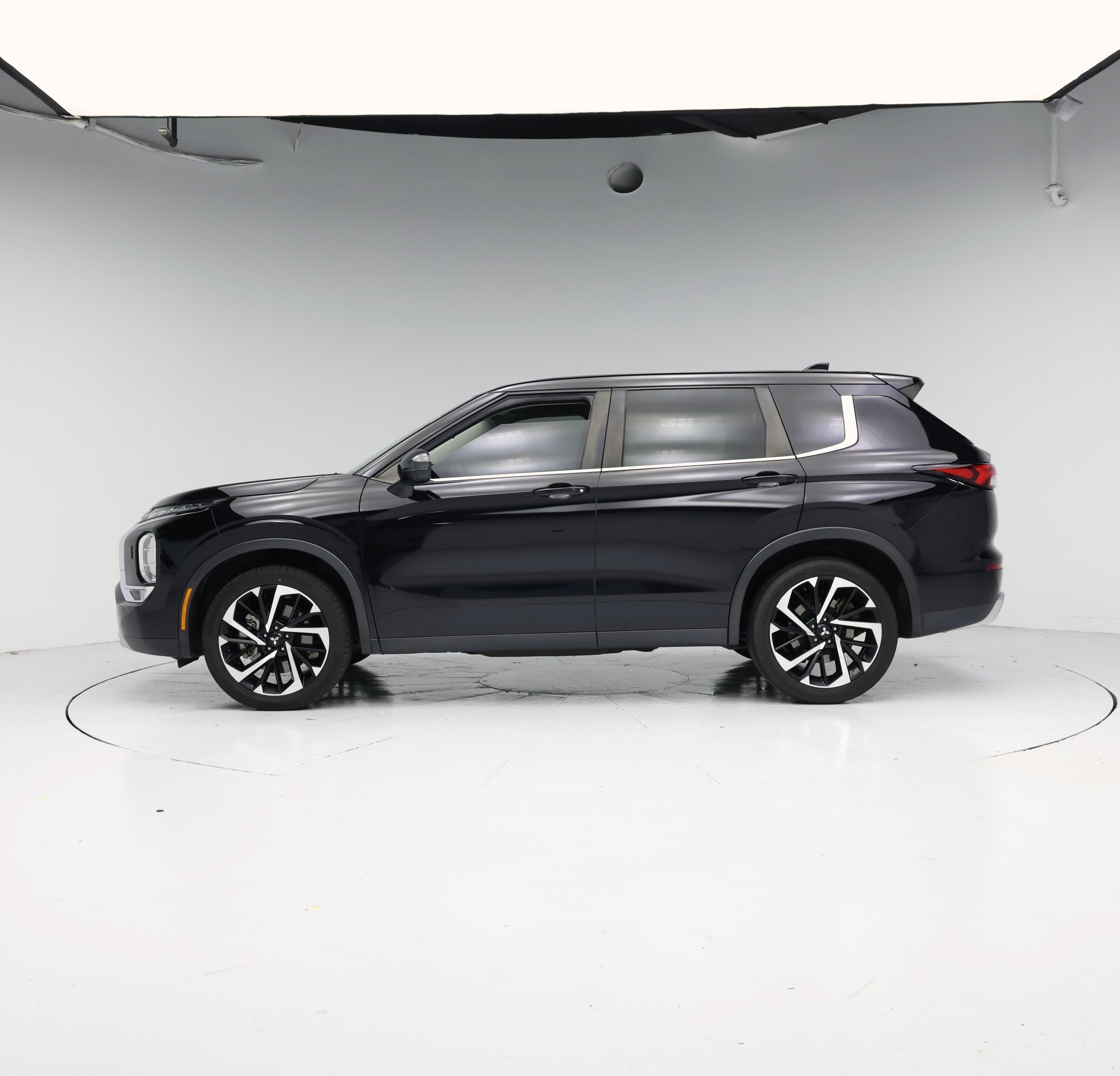 Thumbnail: 2022 Mitsubishi Outlander - 3