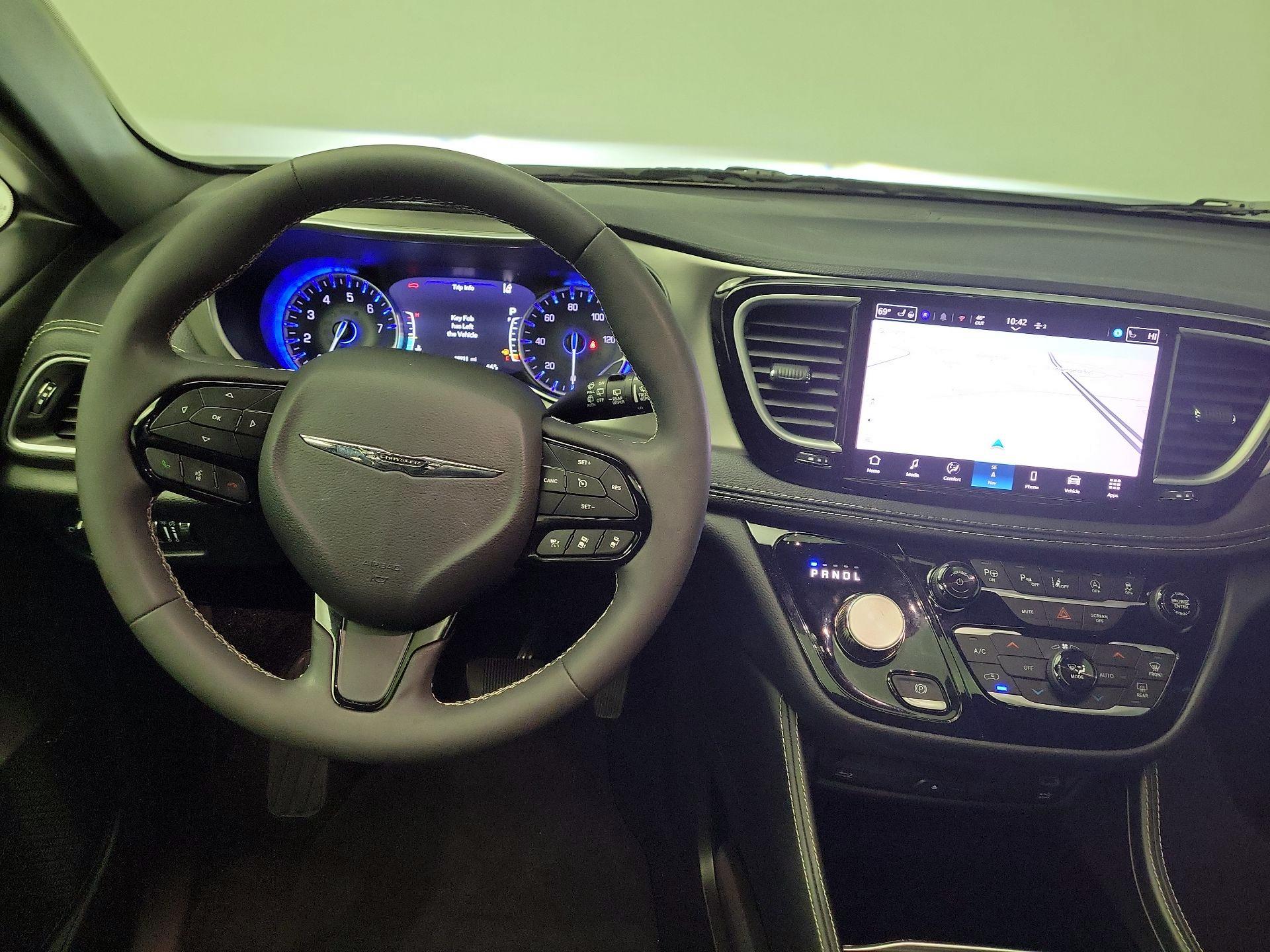 Thumbnail: 2024 Chrysler Pacifica - 10