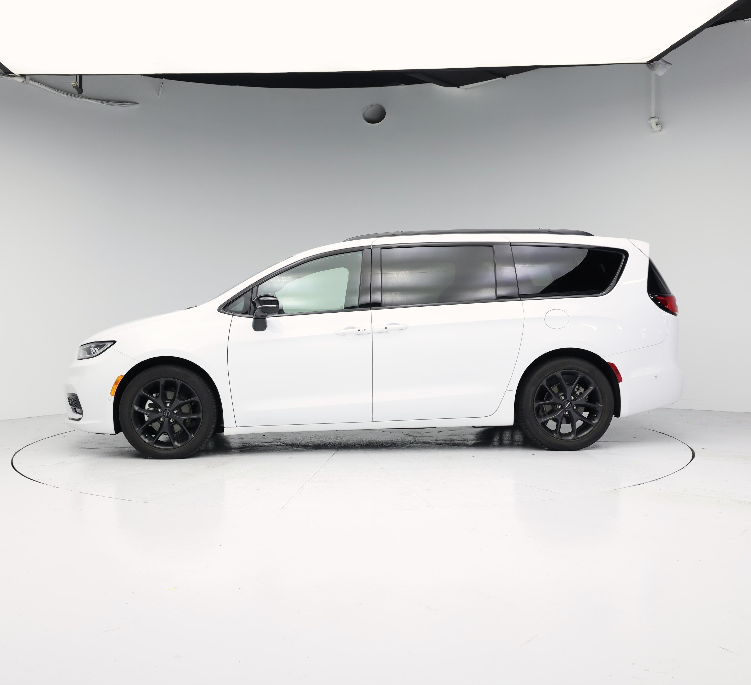 Thumbnail: 2024 Chrysler Pacifica - 3