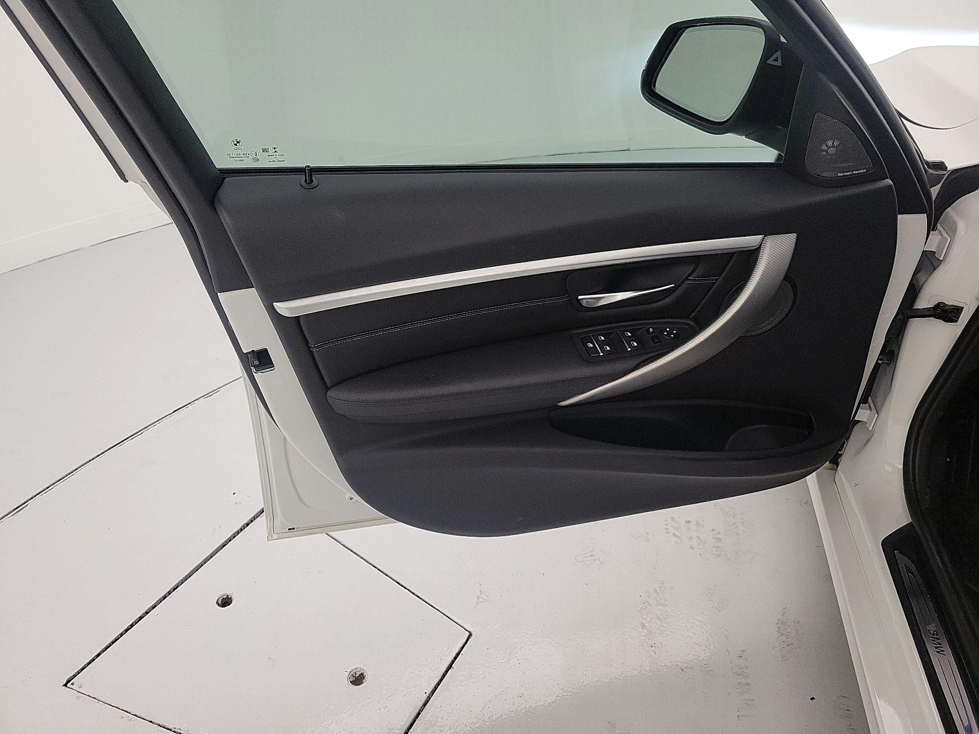 Thumbnail: 2018 BMW 3 Series - 12