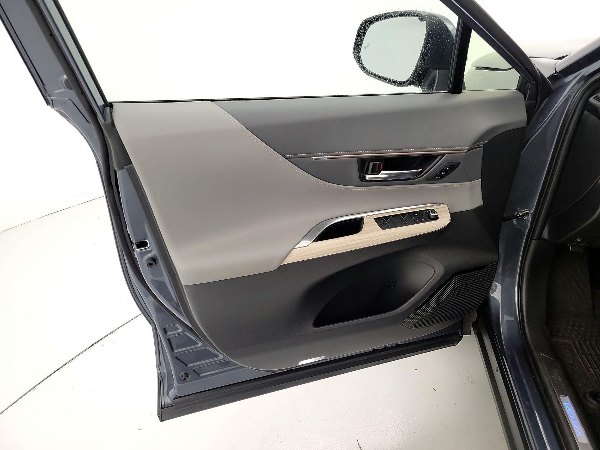 Thumbnail: 2023 Toyota Venza - 12