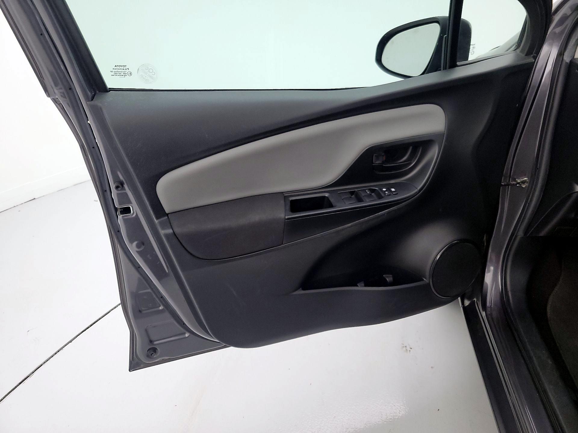 Thumbnail: 2015 Toyota Yaris - 12