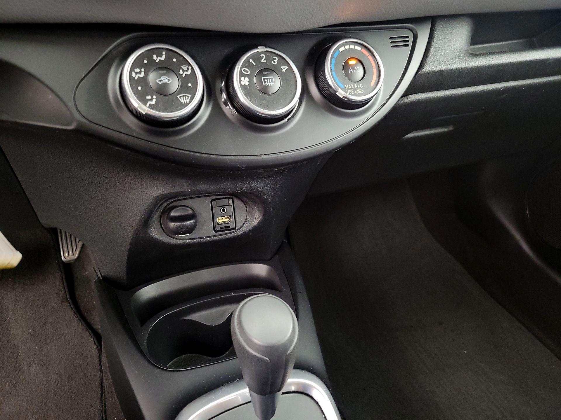 Thumbnail: 2015 Toyota Yaris - 15