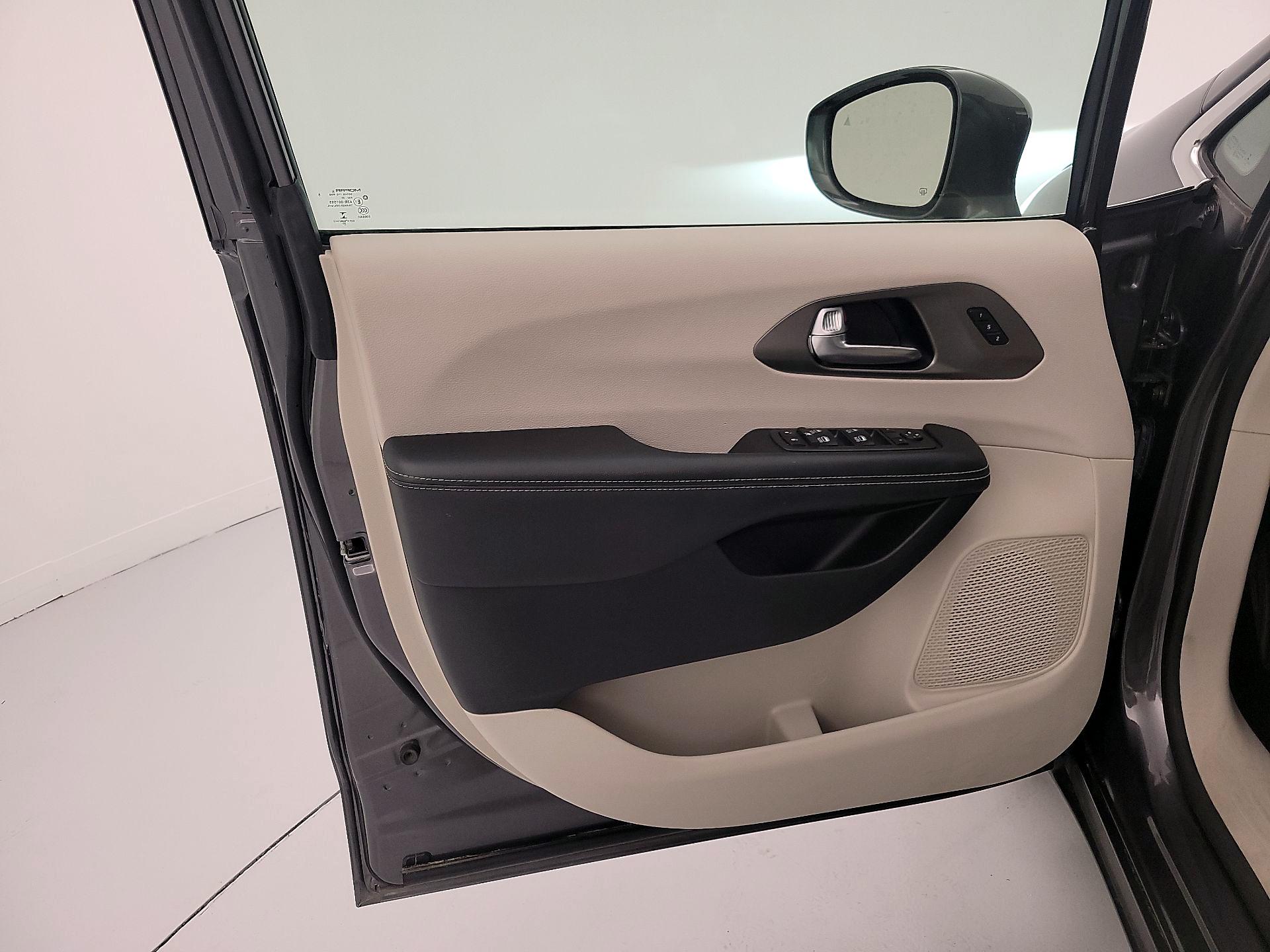 Thumbnail: 2021 Chrysler Pacifica - 12