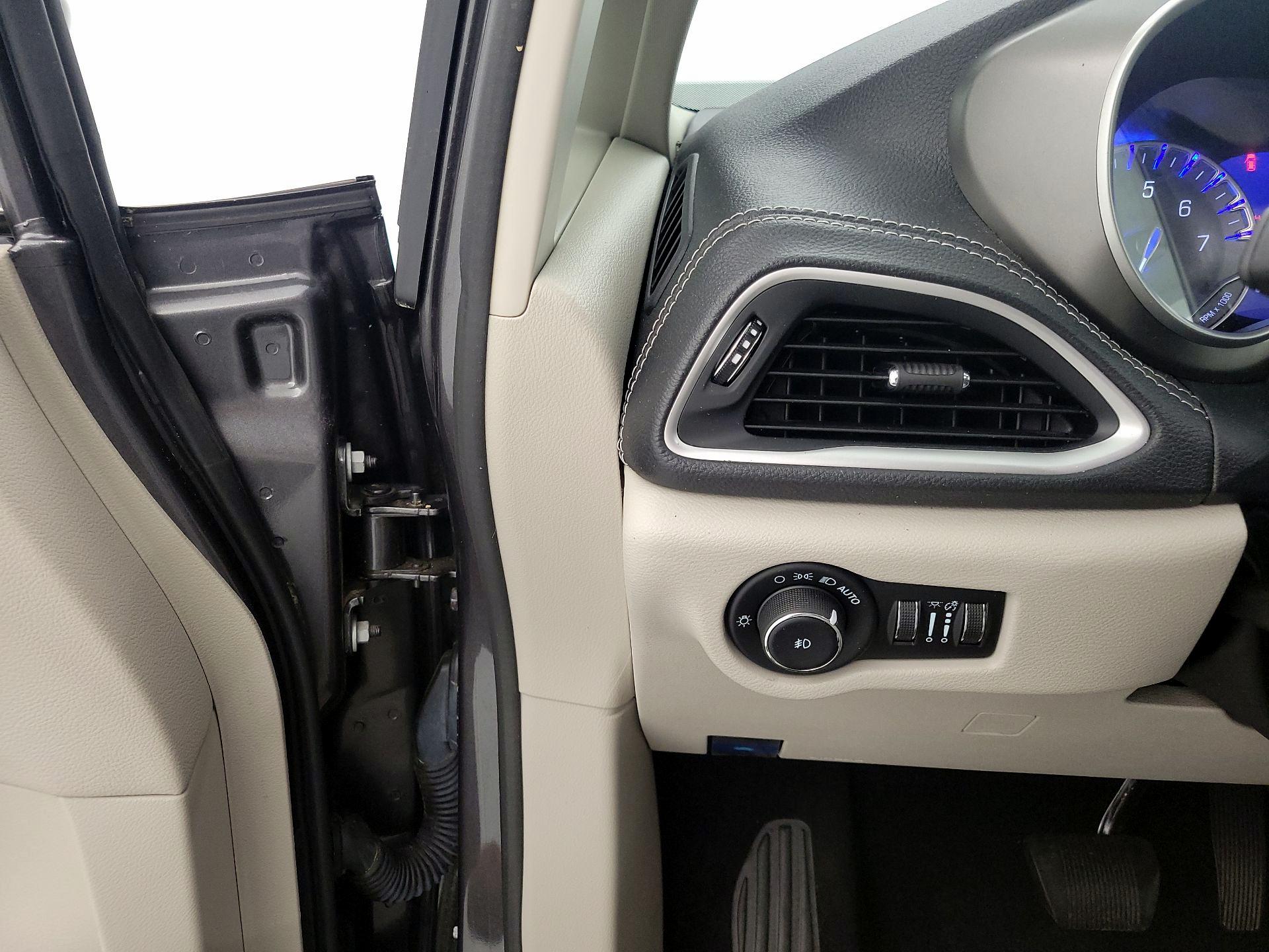 Thumbnail: 2021 Chrysler Pacifica - 13