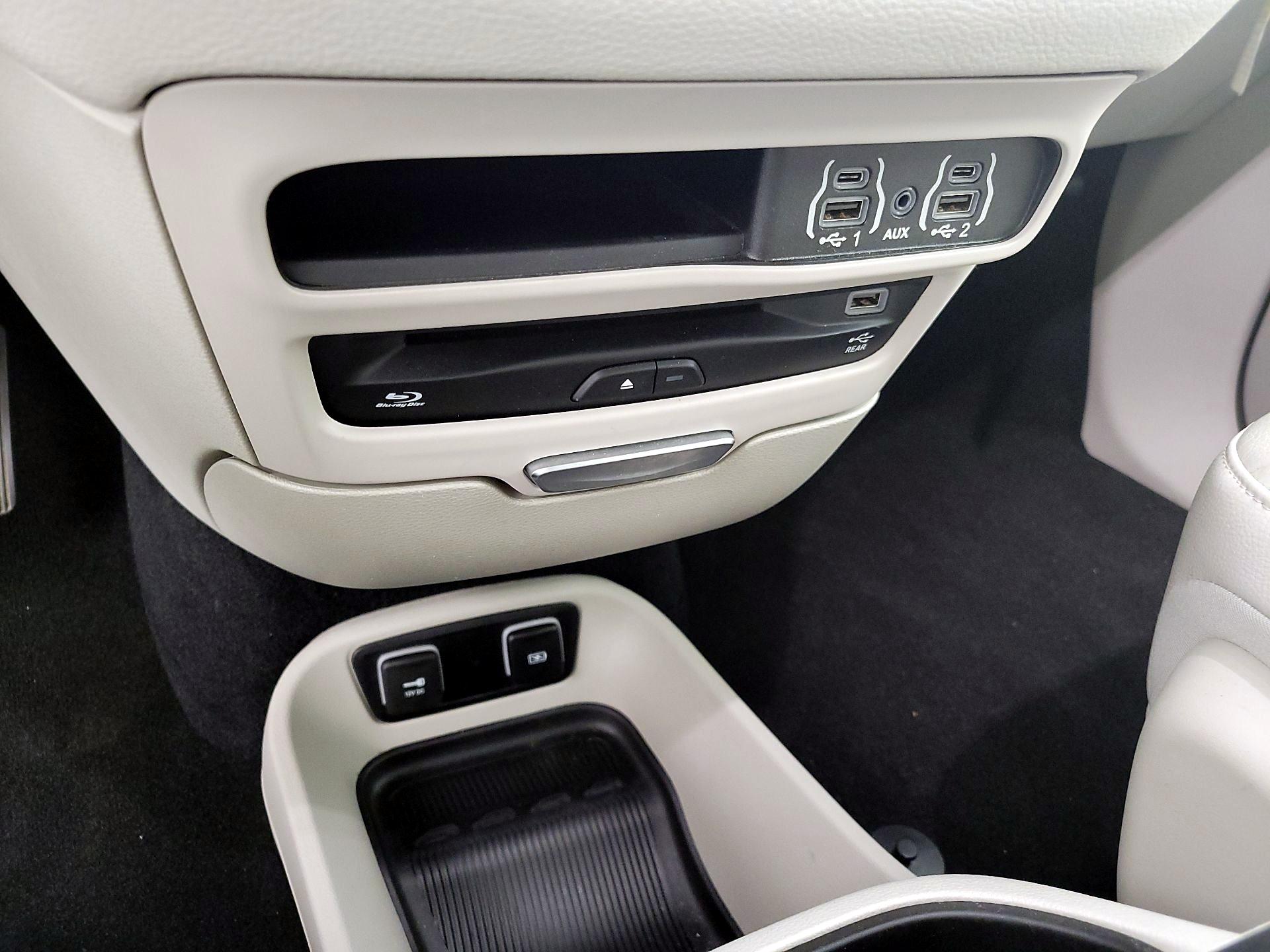 Thumbnail: 2021 Chrysler Pacifica - 18