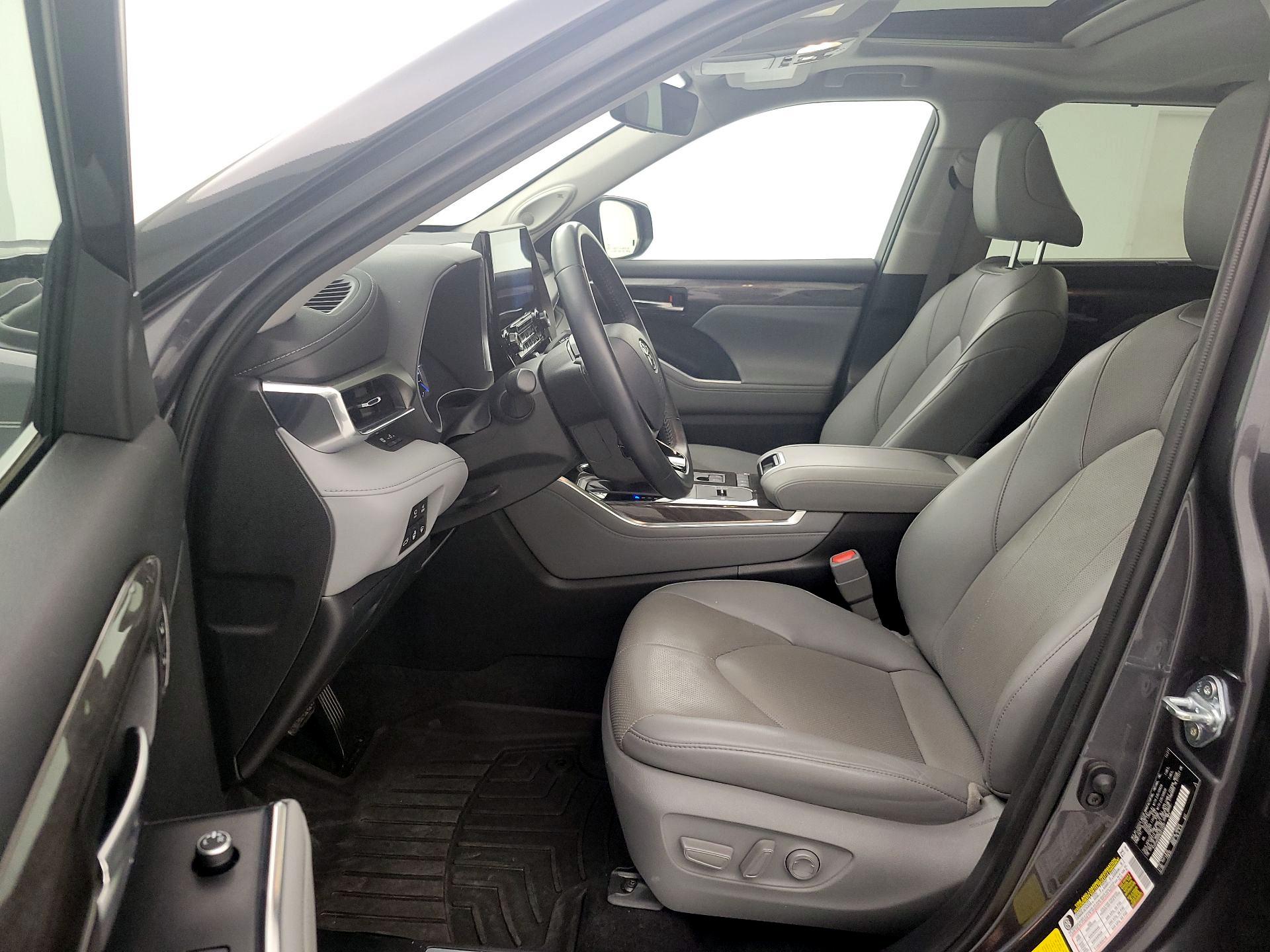 Thumbnail: 2022 Toyota Highlander - 11