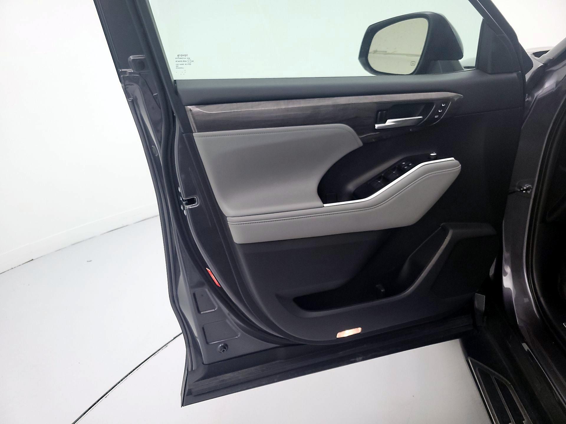 Thumbnail: 2022 Toyota Highlander - 12