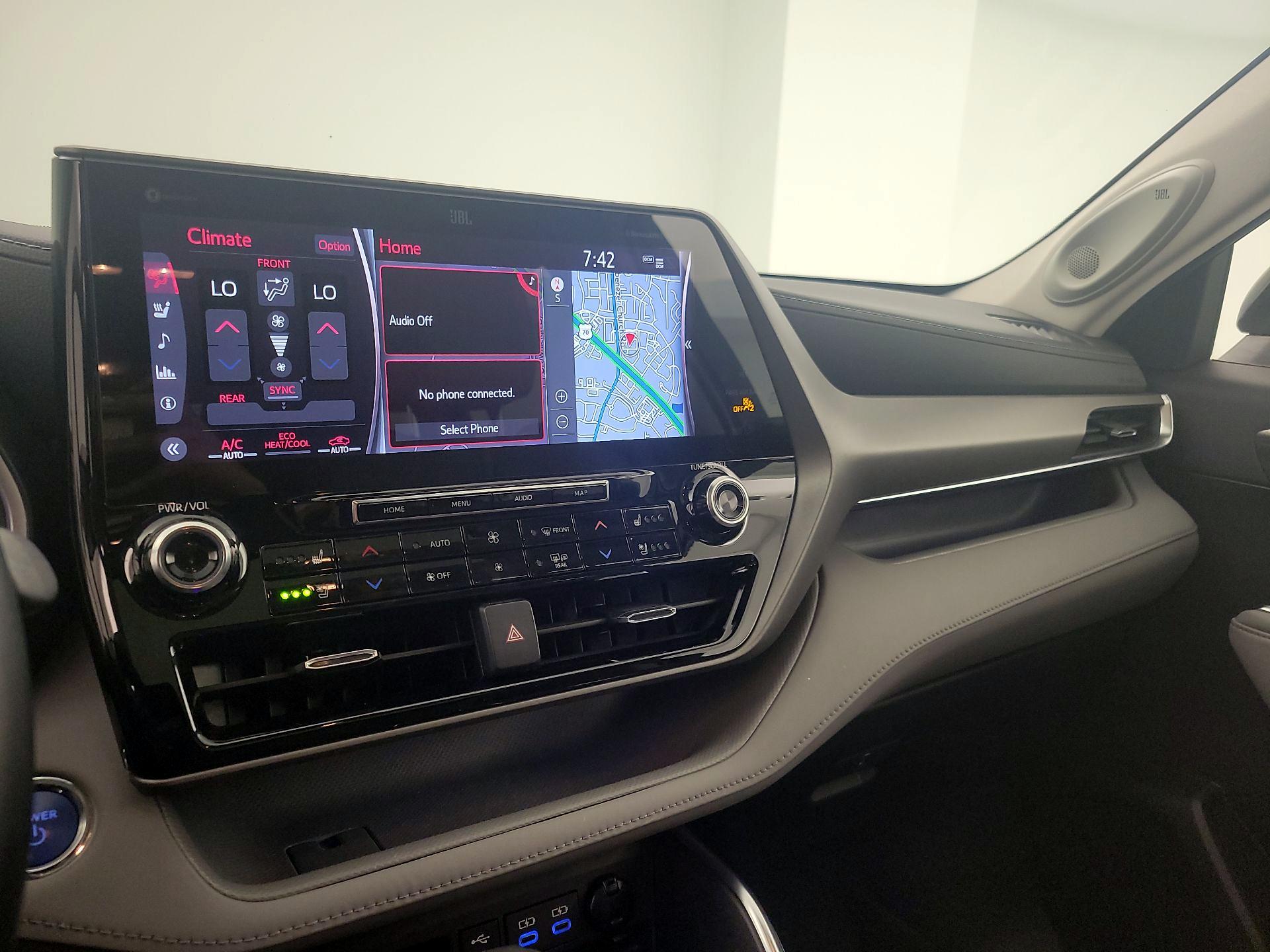 Thumbnail: 2022 Toyota Highlander - 17