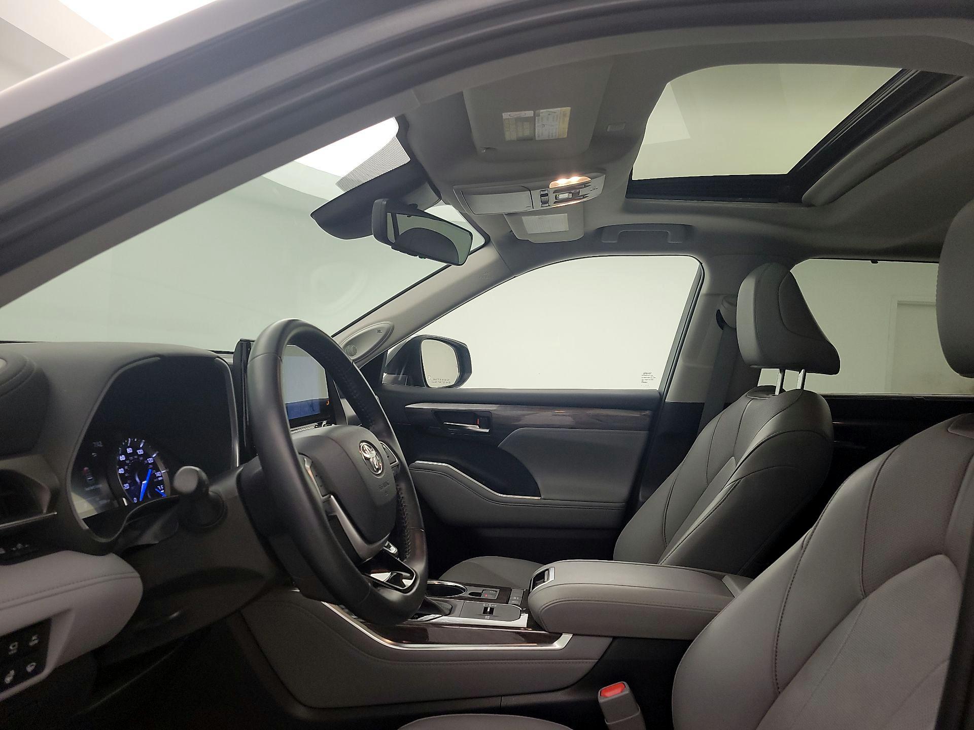 Thumbnail: 2022 Toyota Highlander - 20