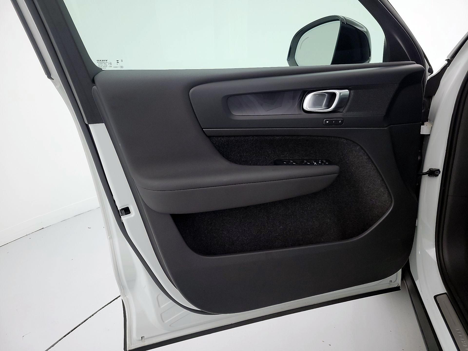 Thumbnail: 2024 Volvo XC40 - 12