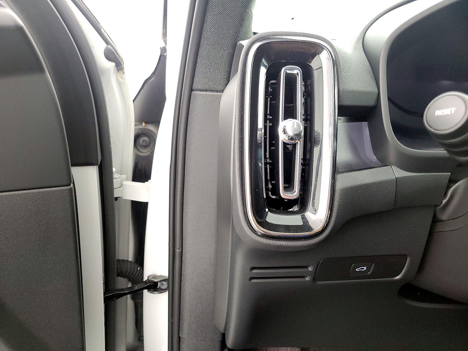 Thumbnail: 2024 Volvo XC40 - 13