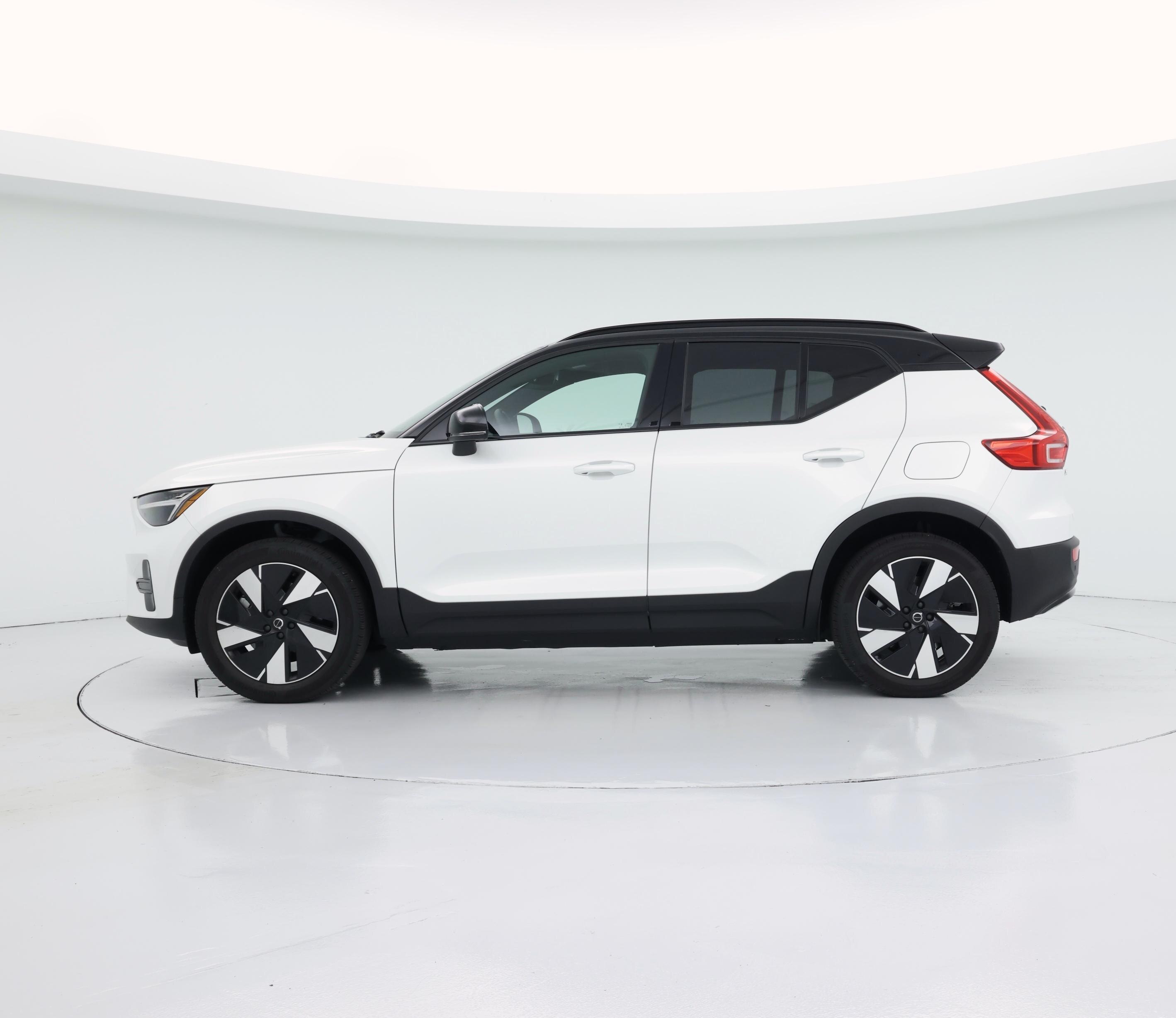 Thumbnail: 2024 Volvo XC40 - 3