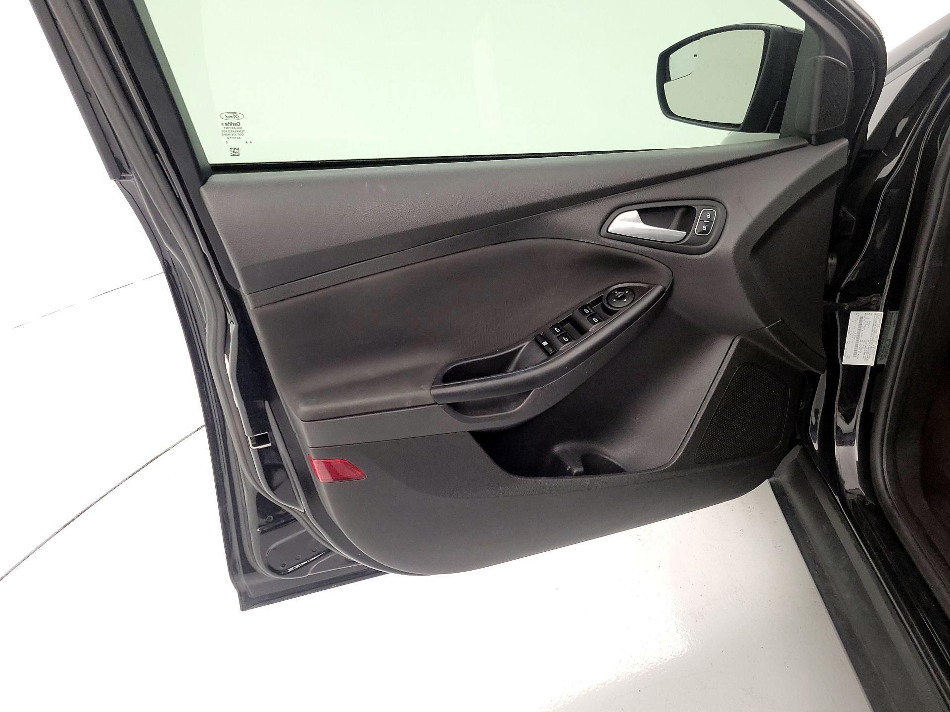 Thumbnail: 2015 Ford Focus - 12