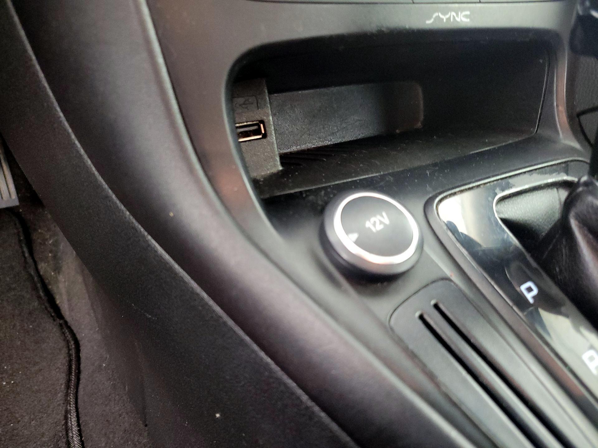 Thumbnail: 2015 Ford Focus - 18