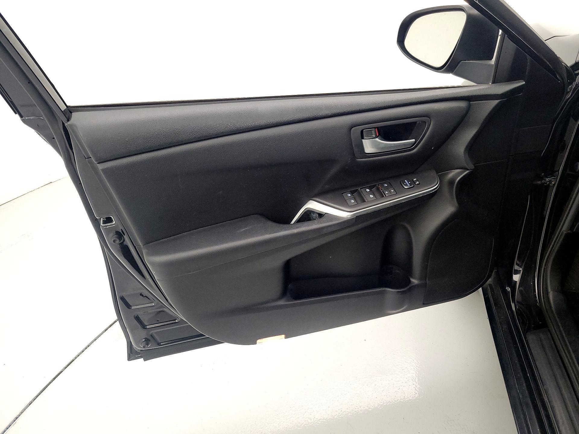 Thumbnail: 2017 Toyota Camry - 12