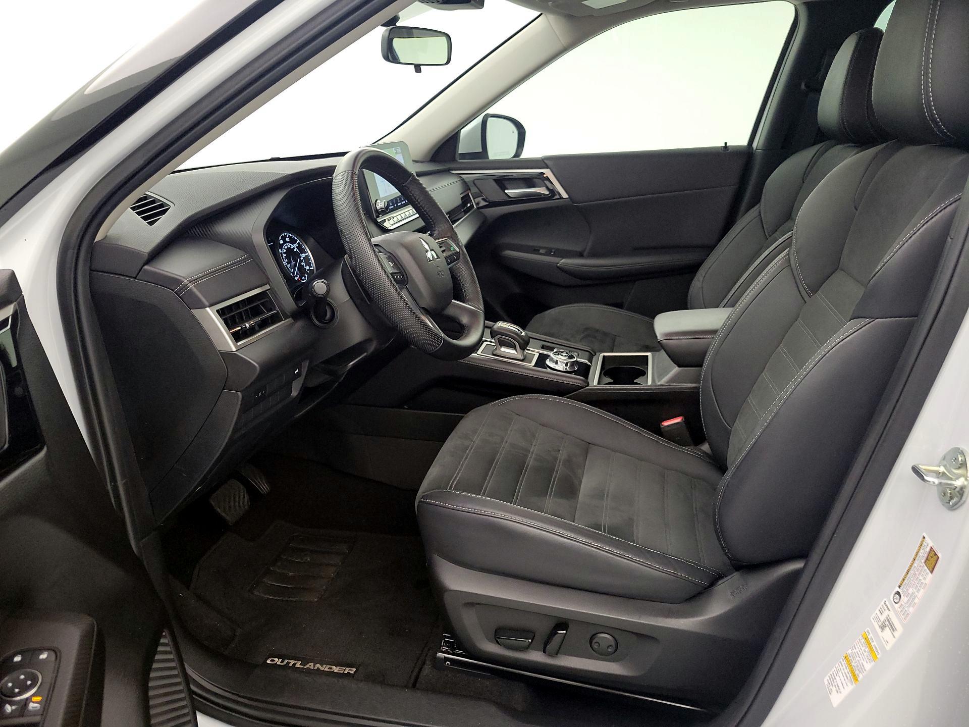 Thumbnail: 2023 Mitsubishi Outlander - 11