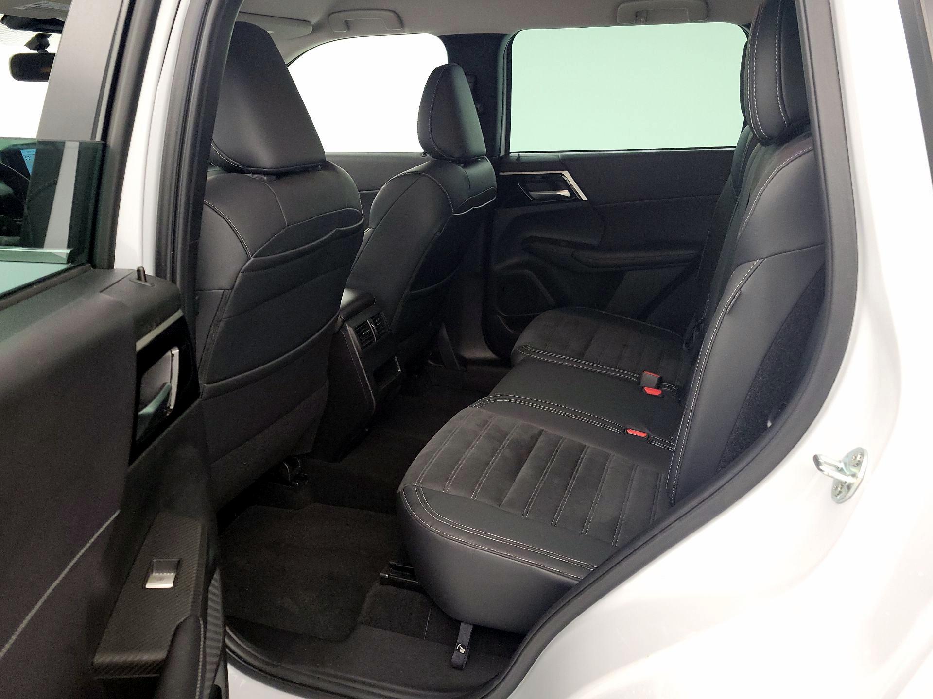 Thumbnail: 2023 Mitsubishi Outlander - 20