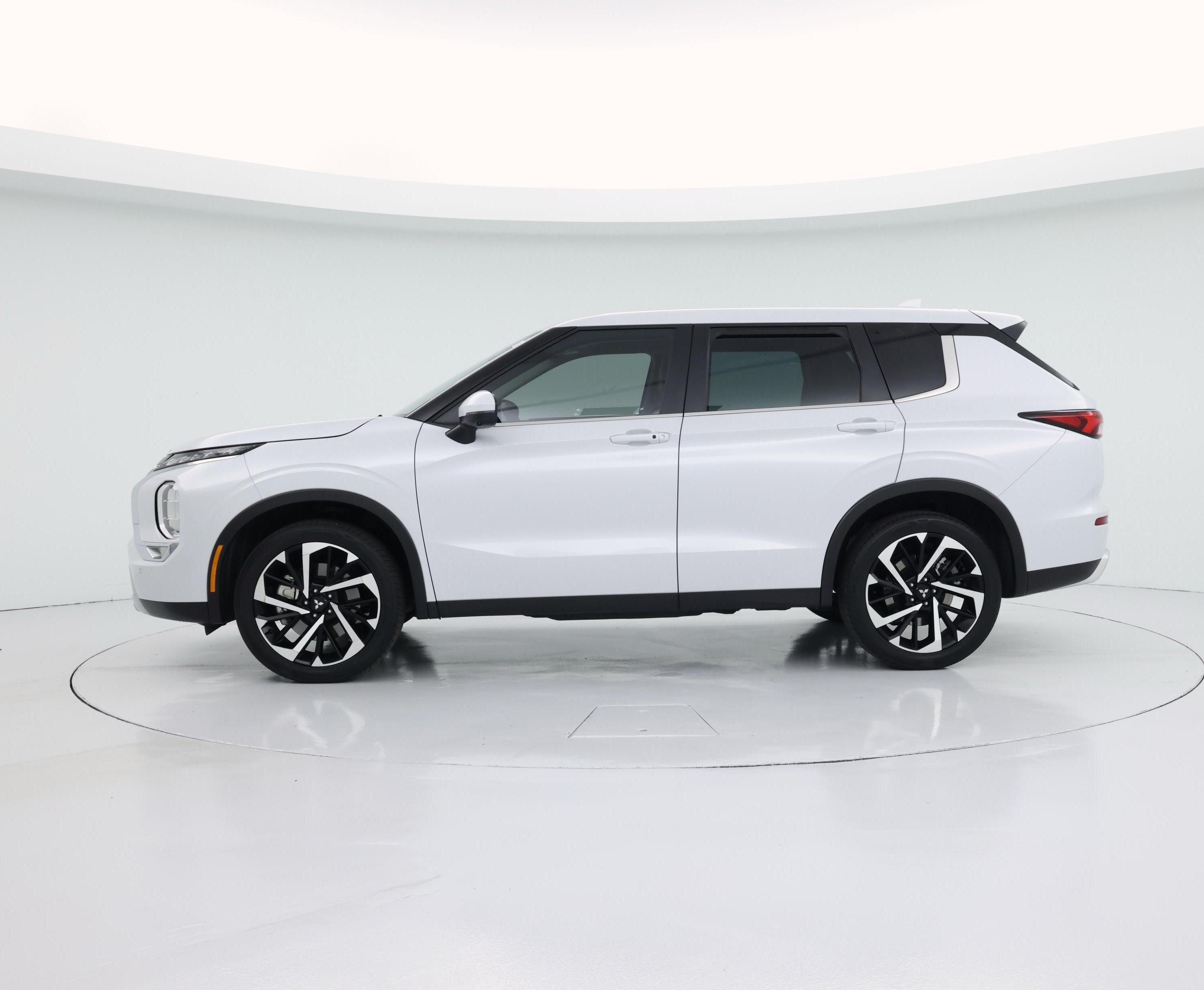 Thumbnail: 2023 Mitsubishi Outlander - 3