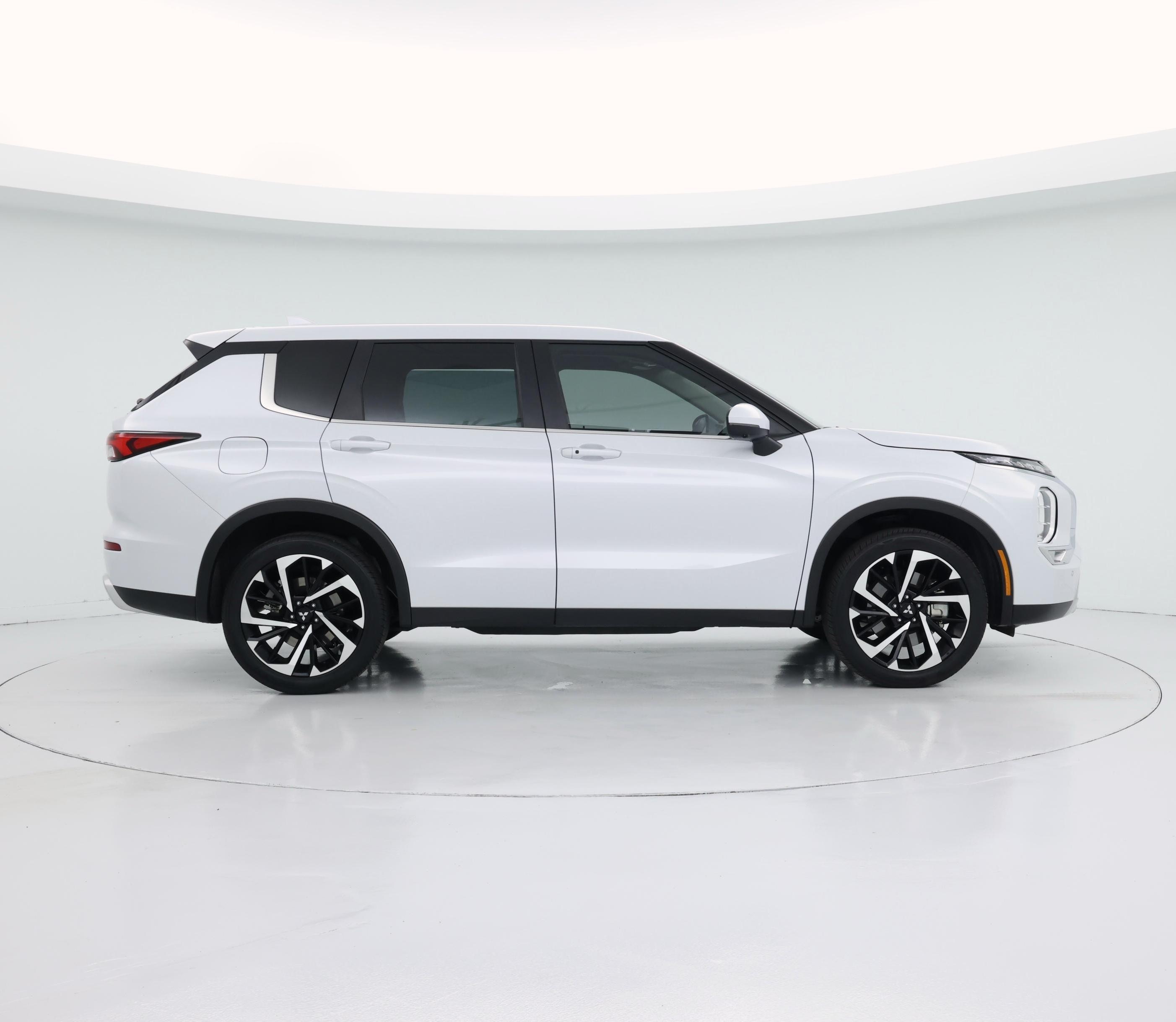 Thumbnail: 2023 Mitsubishi Outlander - 7