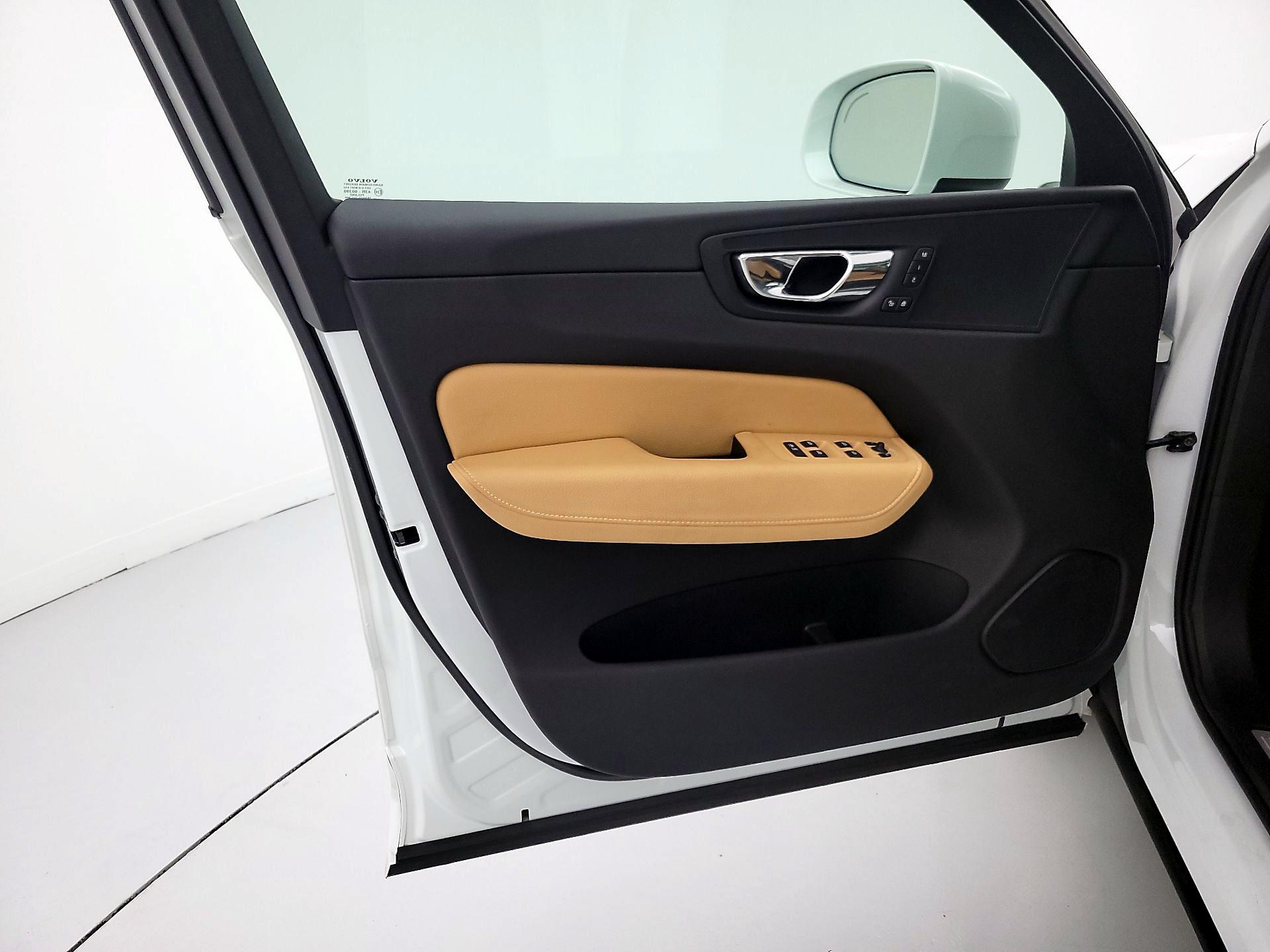 Thumbnail: 2018 Volvo XC60 - 12
