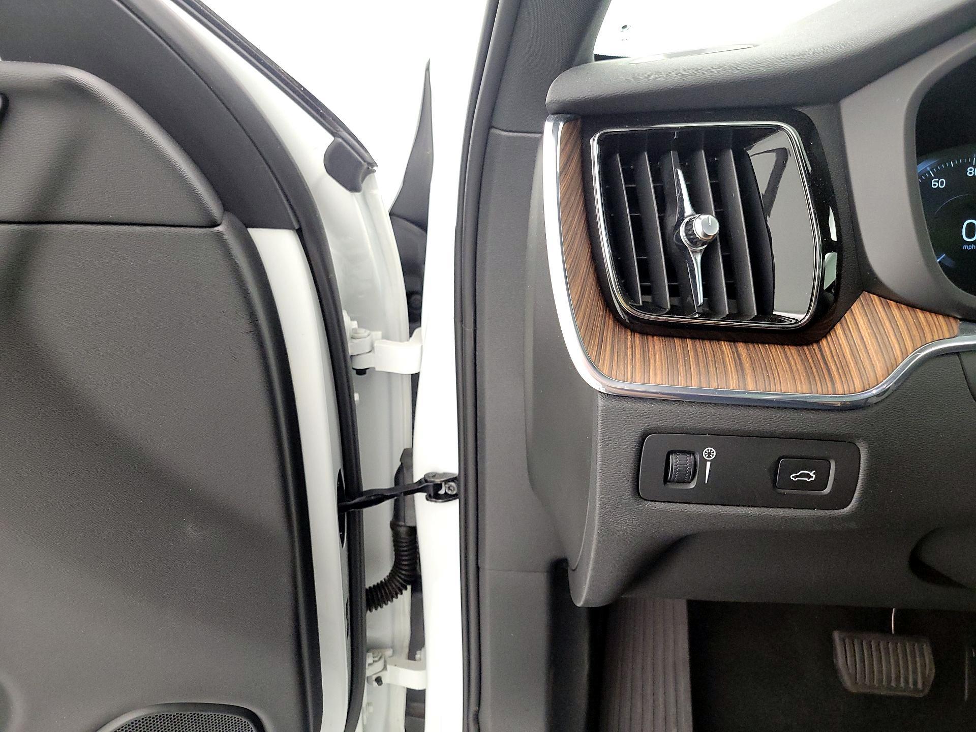 Thumbnail: 2018 Volvo XC60 - 13