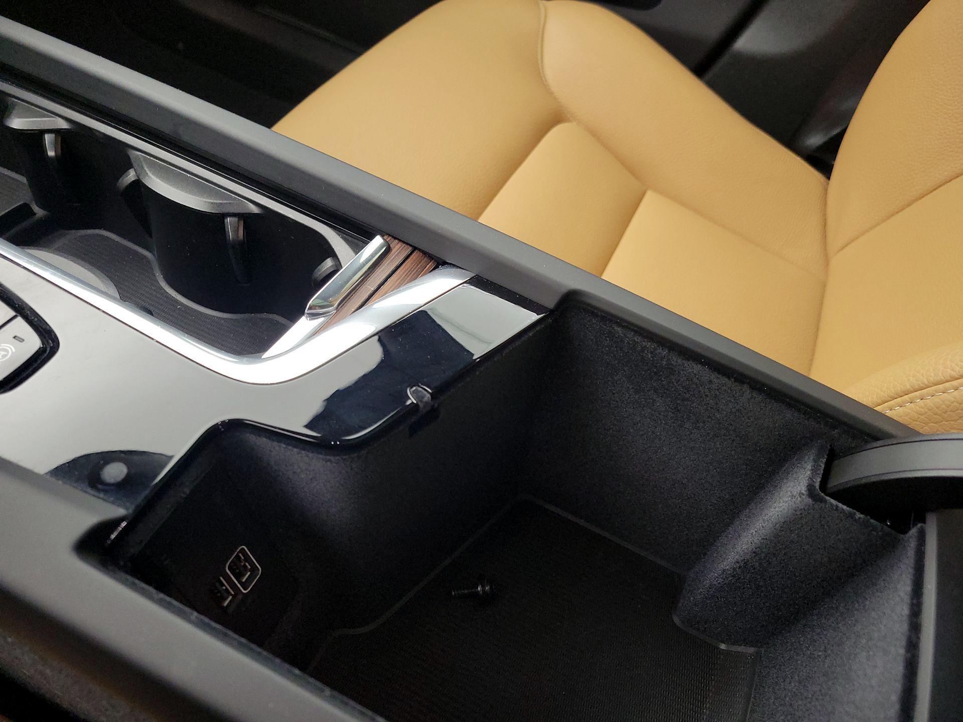 Thumbnail: 2018 Volvo XC60 - 19