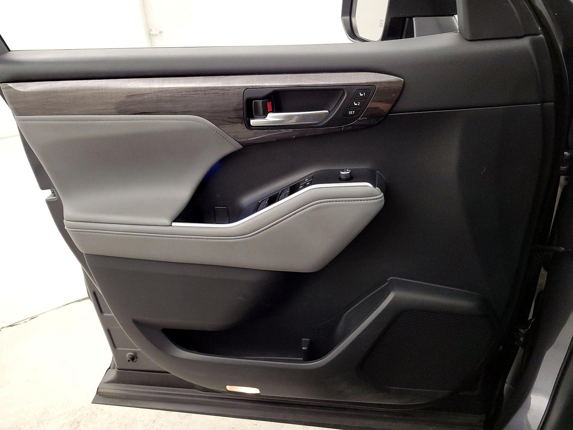 Thumbnail: 2021 Toyota Highlander - 12