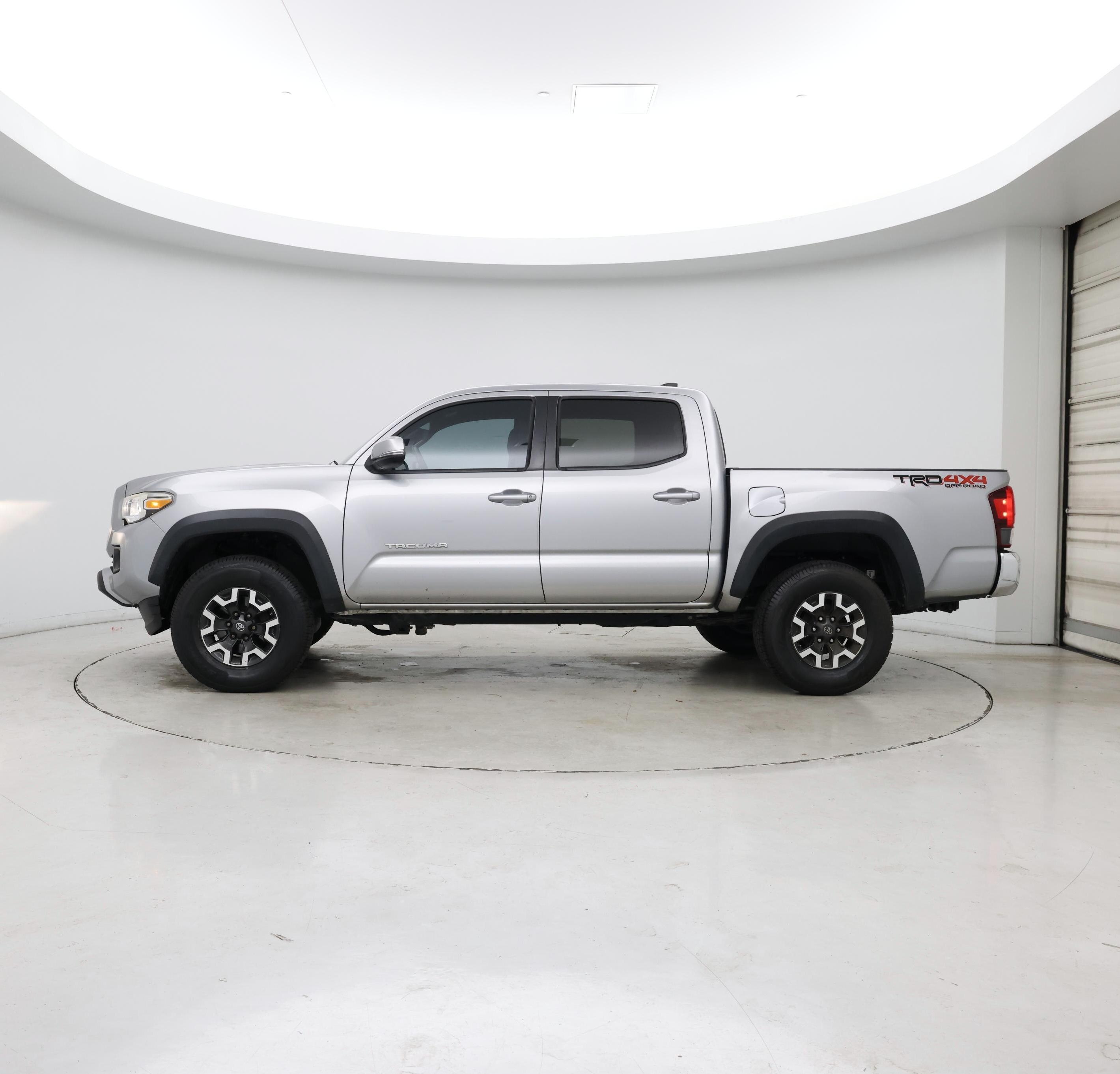 Thumbnail: 2019 Toyota Tacoma - 3