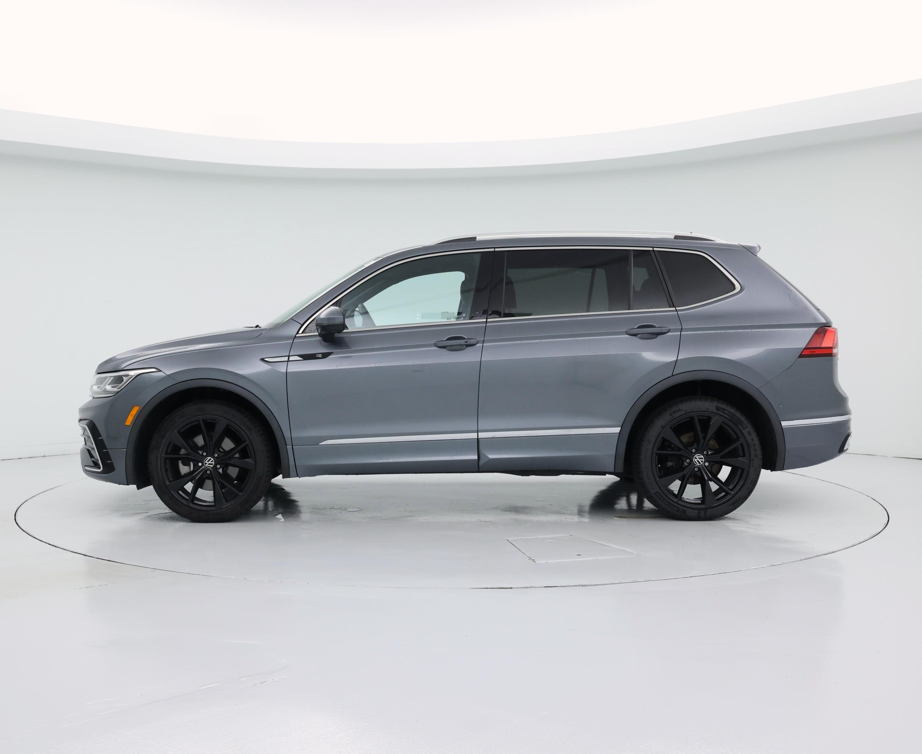 Thumbnail: 2022 Volkswagen Tiguan - 3