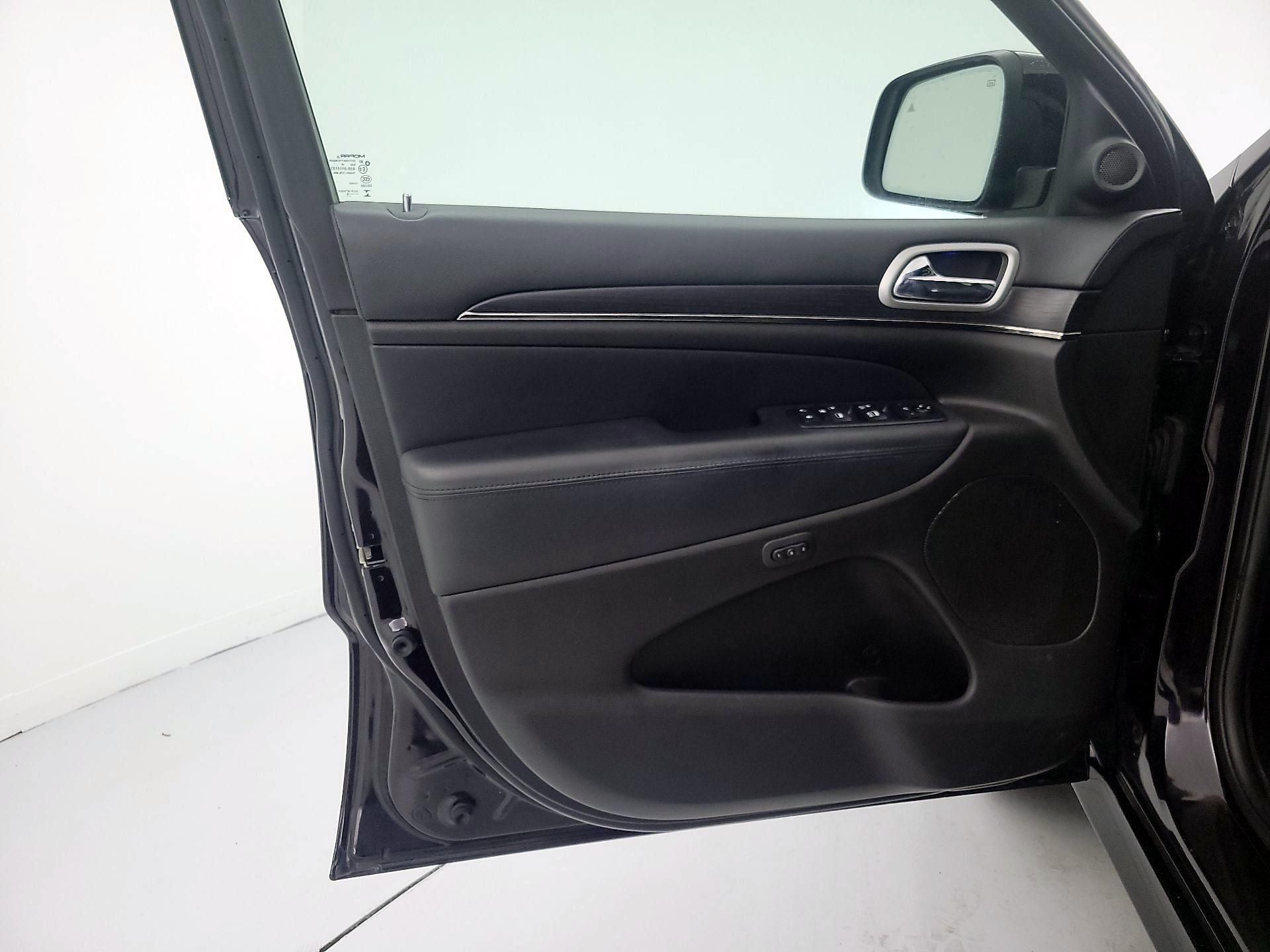 Thumbnail: 2018 Jeep Grand Cherokee - 12