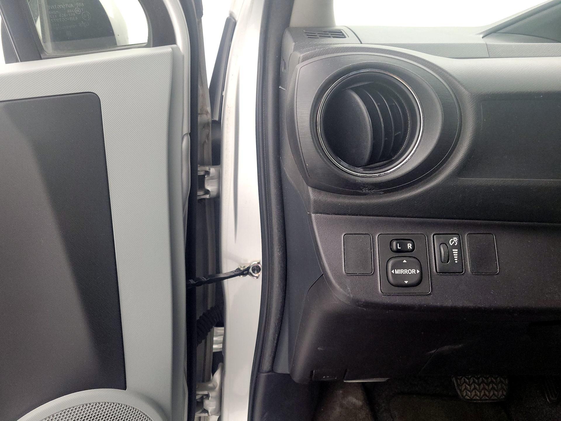 Thumbnail: 2014 Toyota Prius c - 13