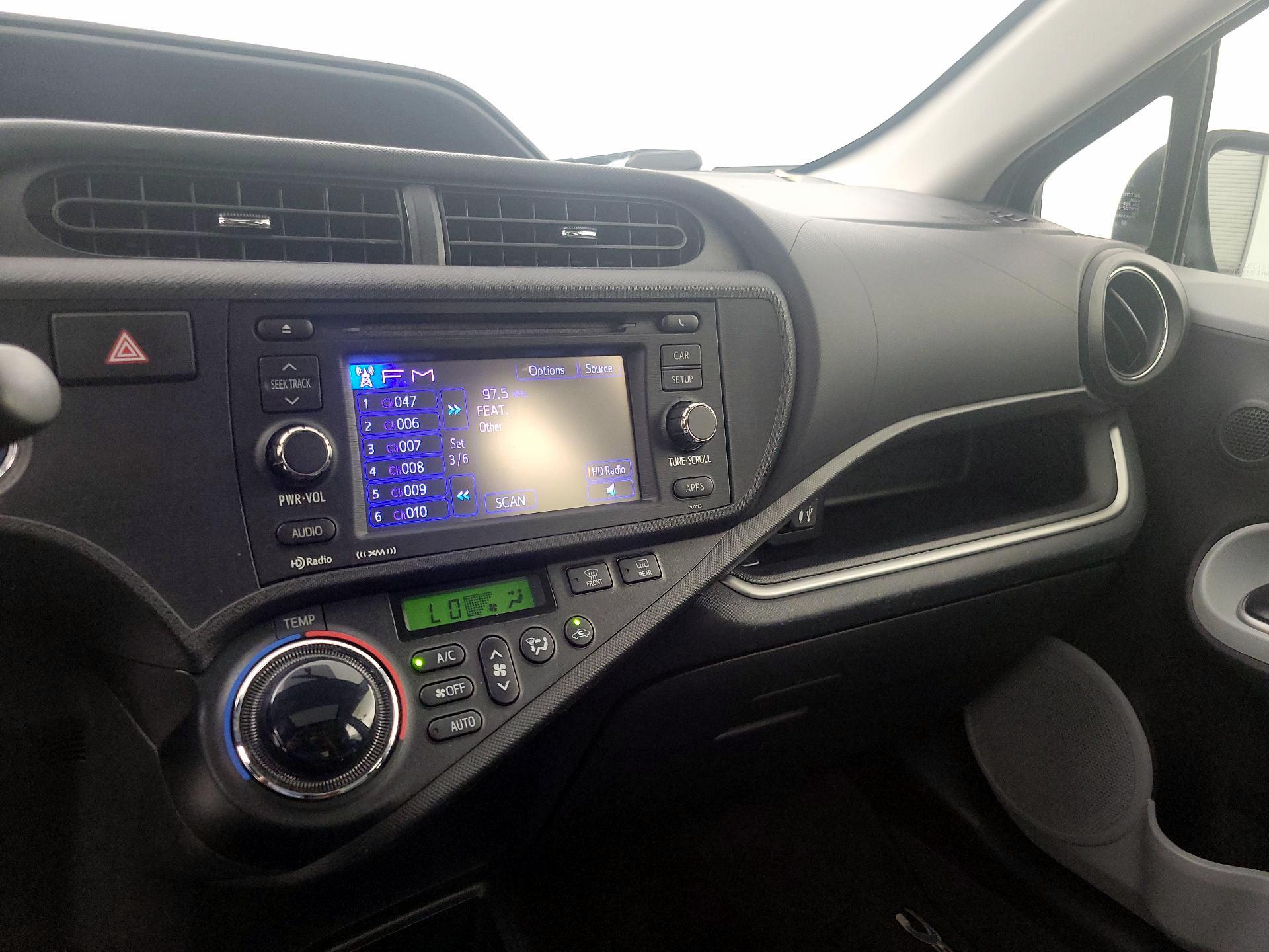 Thumbnail: 2014 Toyota Prius c - 14