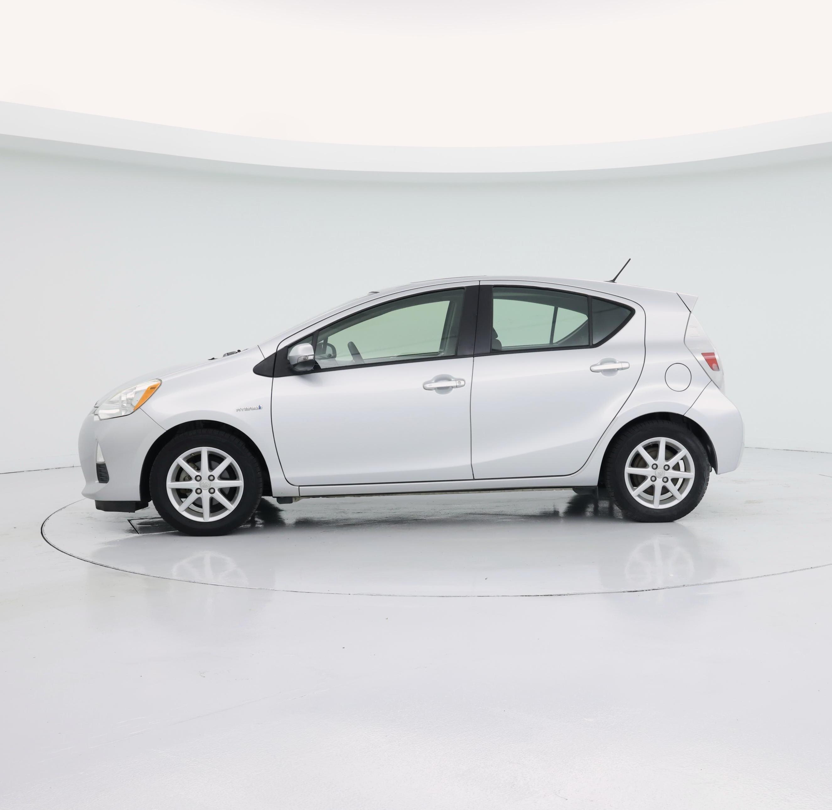 Thumbnail: 2014 Toyota Prius c - 3