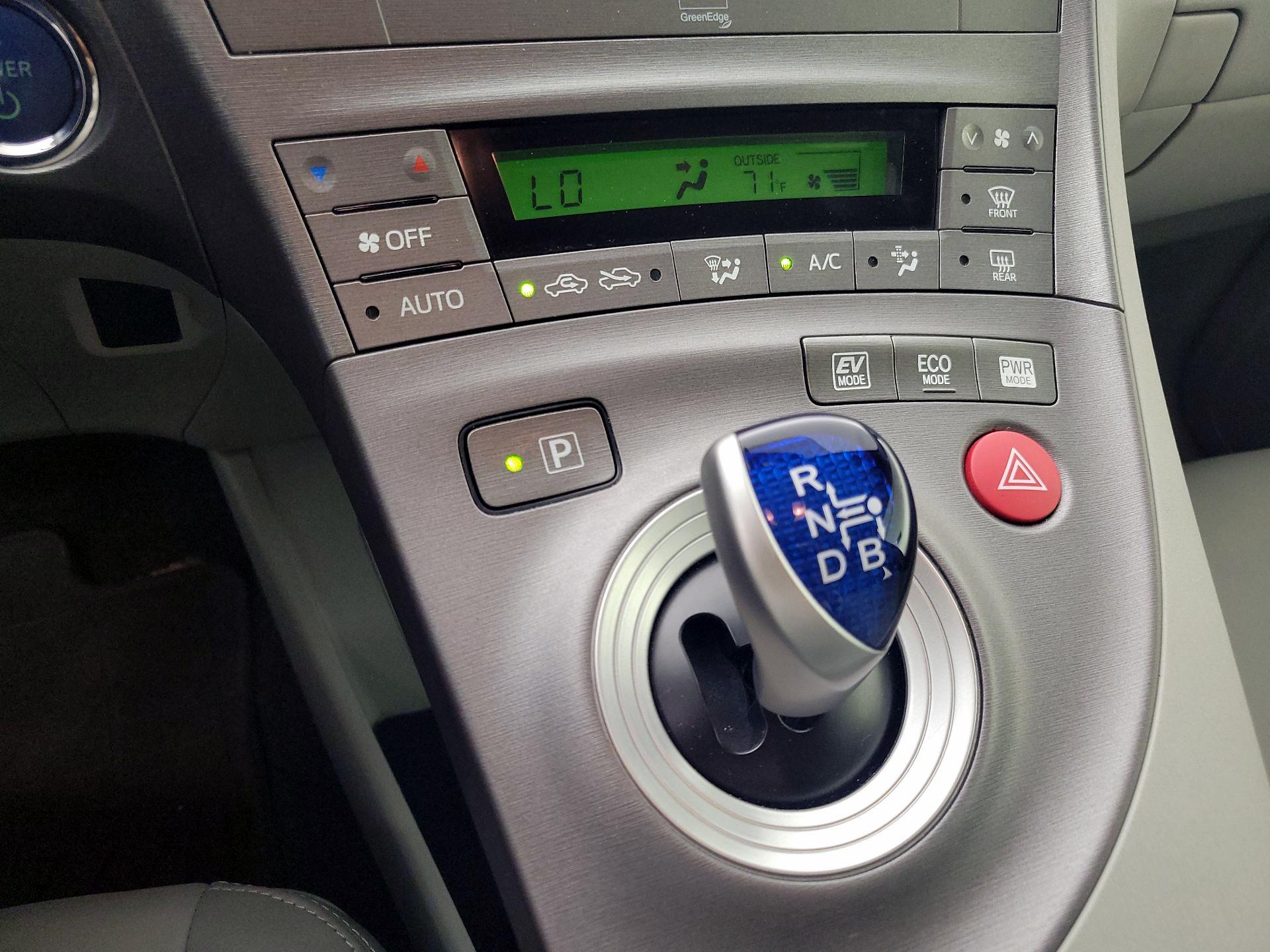 Thumbnail: 2015 Toyota Prius - 17