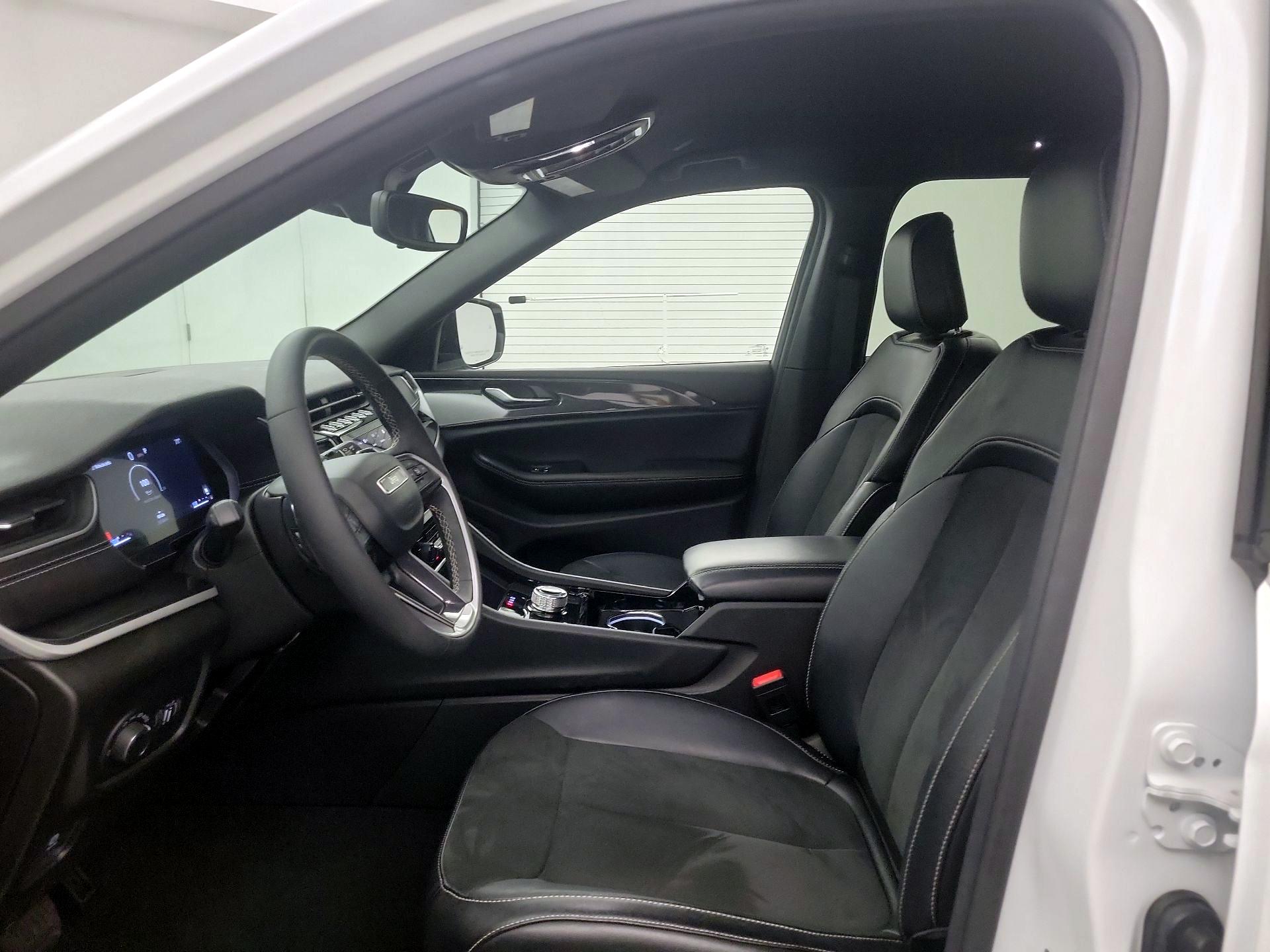 Thumbnail: 2023 Jeep Grand Cherokee - 11