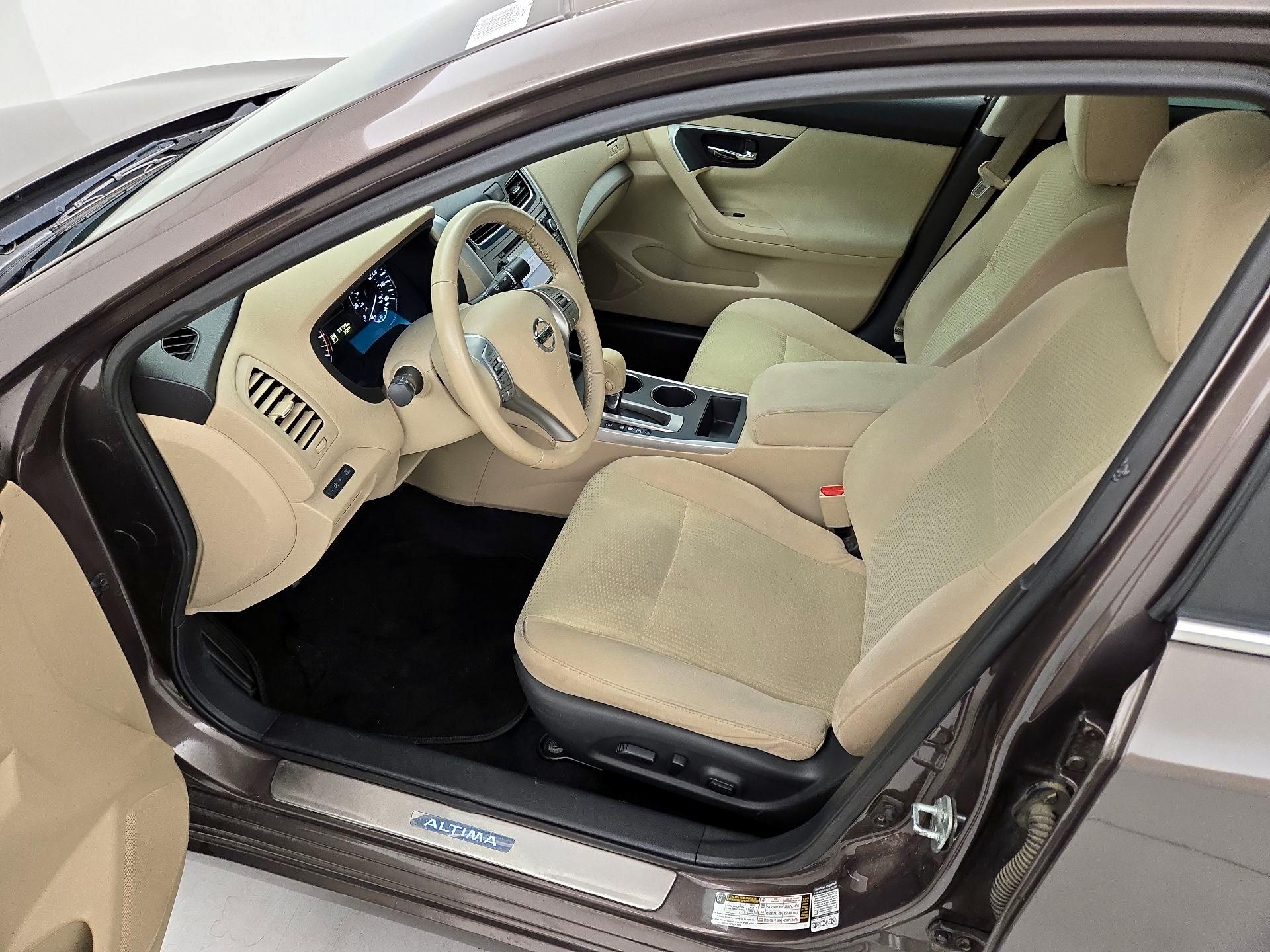 Thumbnail: 2015 Nissan Altima - 11
