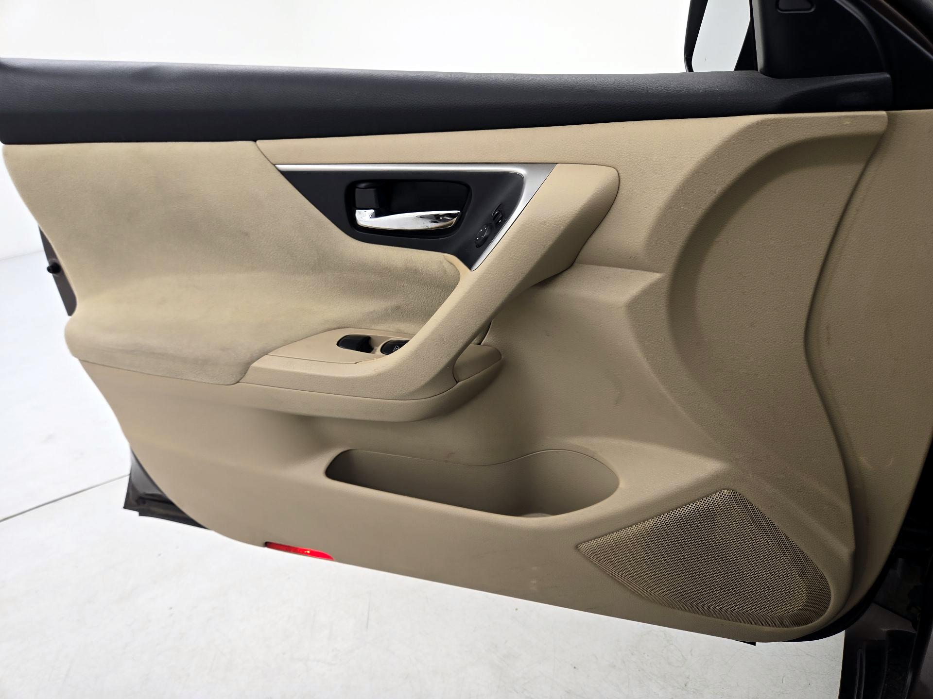 Thumbnail: 2015 Nissan Altima - 12