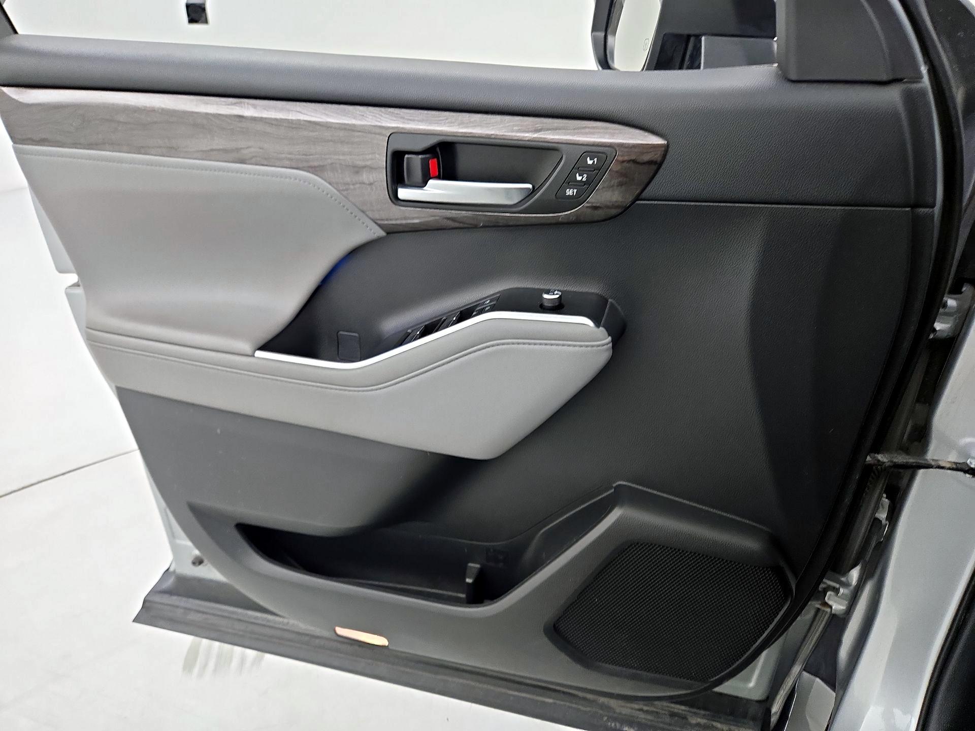Thumbnail: 2021 Toyota Highlander - 12