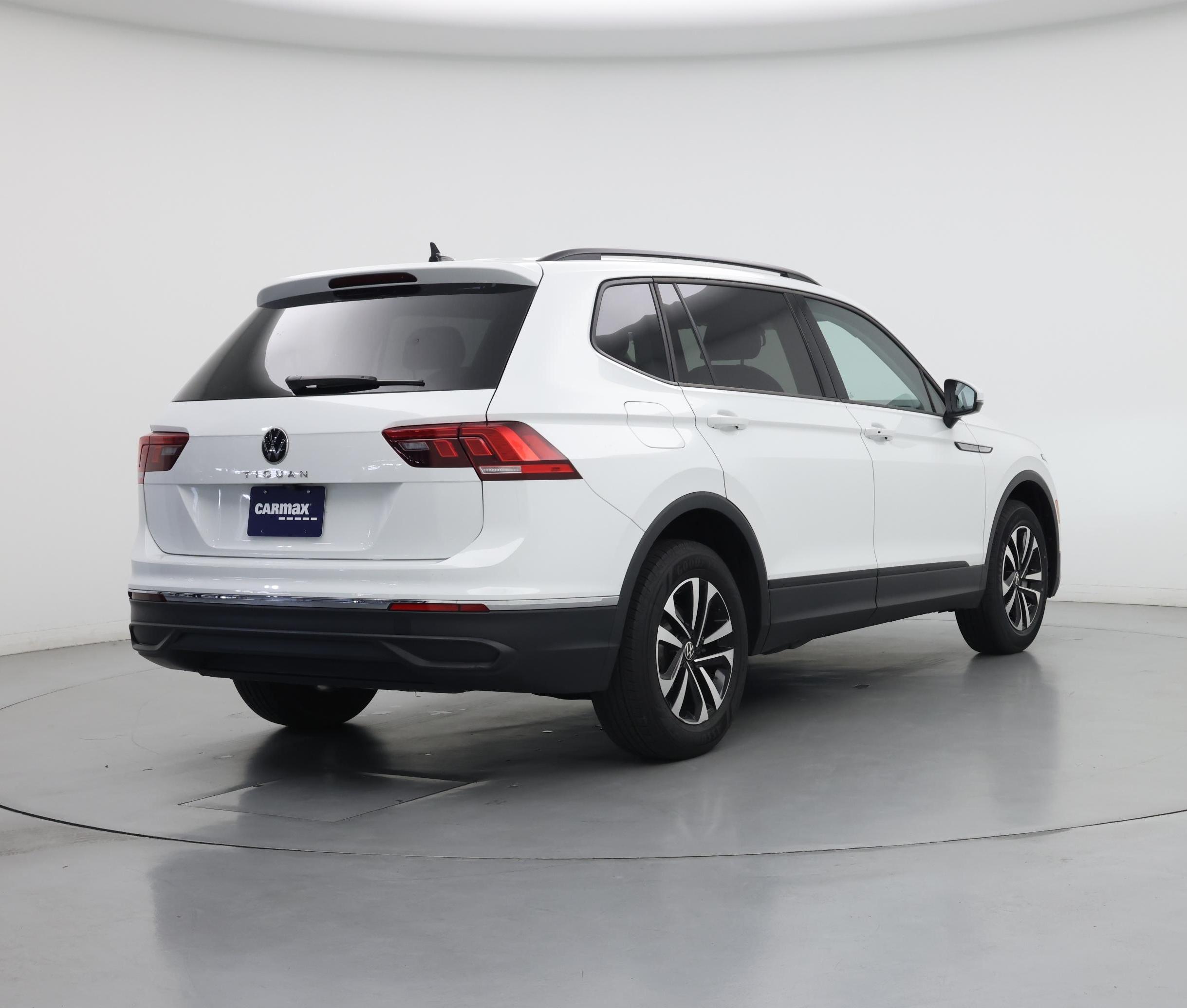 Thumbnail: 2023 Volkswagen Tiguan - 8