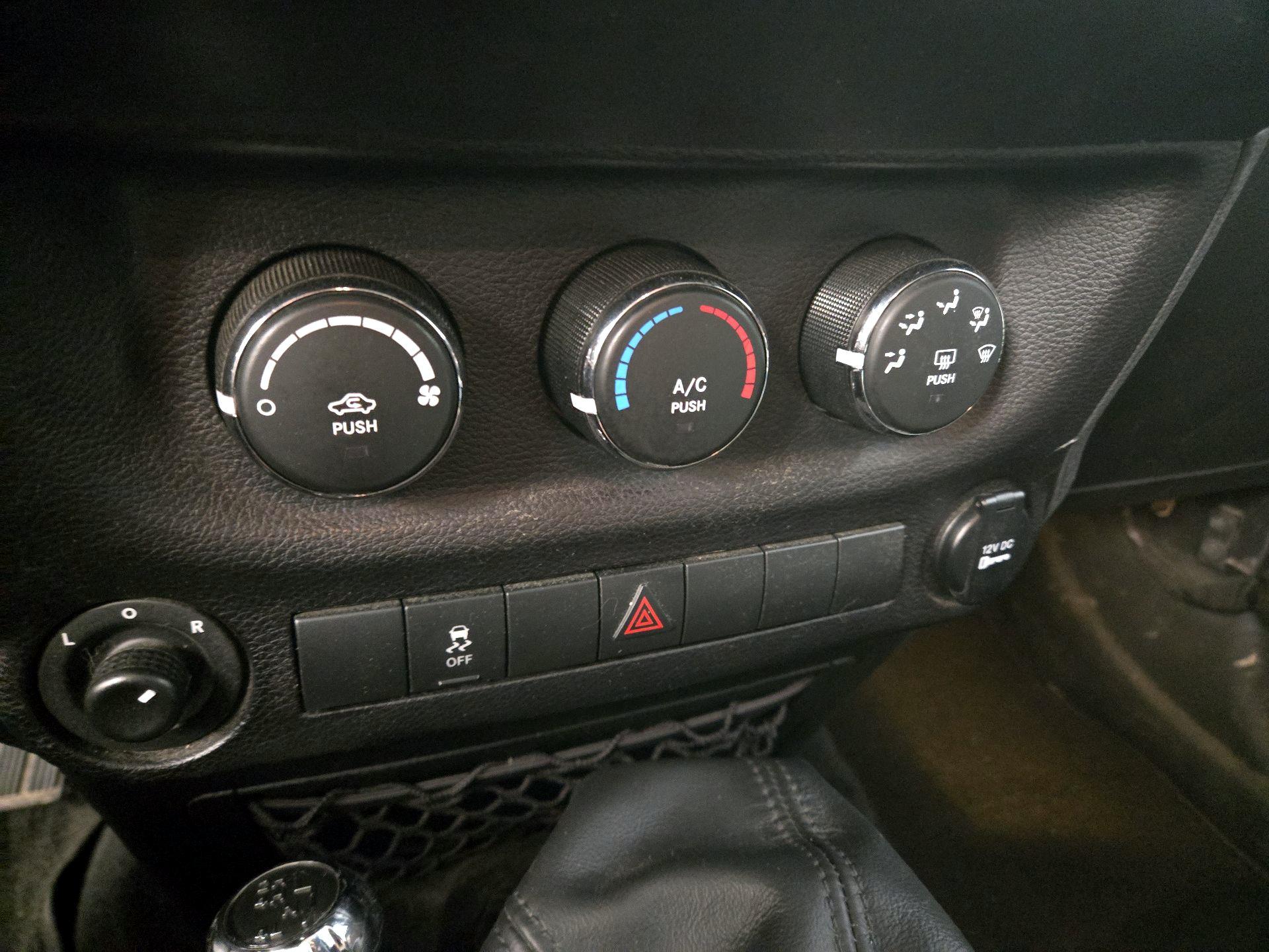 Thumbnail: 2017 Jeep Wrangler - 14