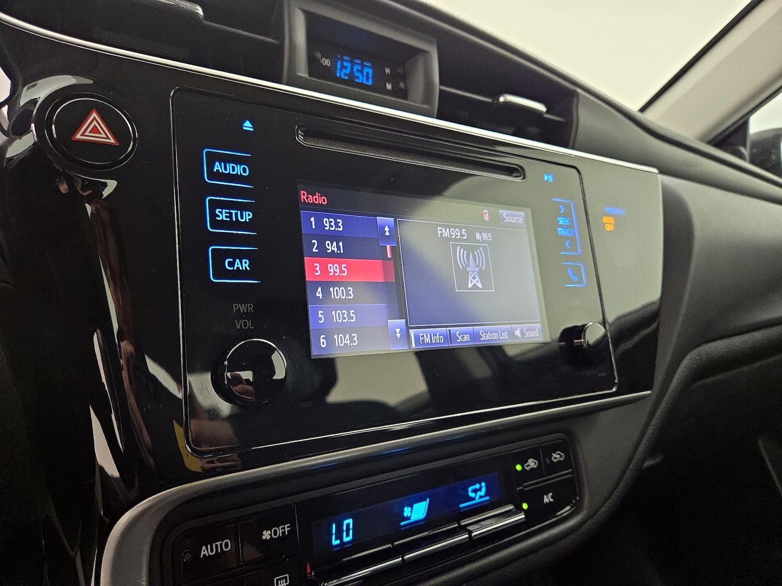 2019 Toyota Corolla LE - Photo 16