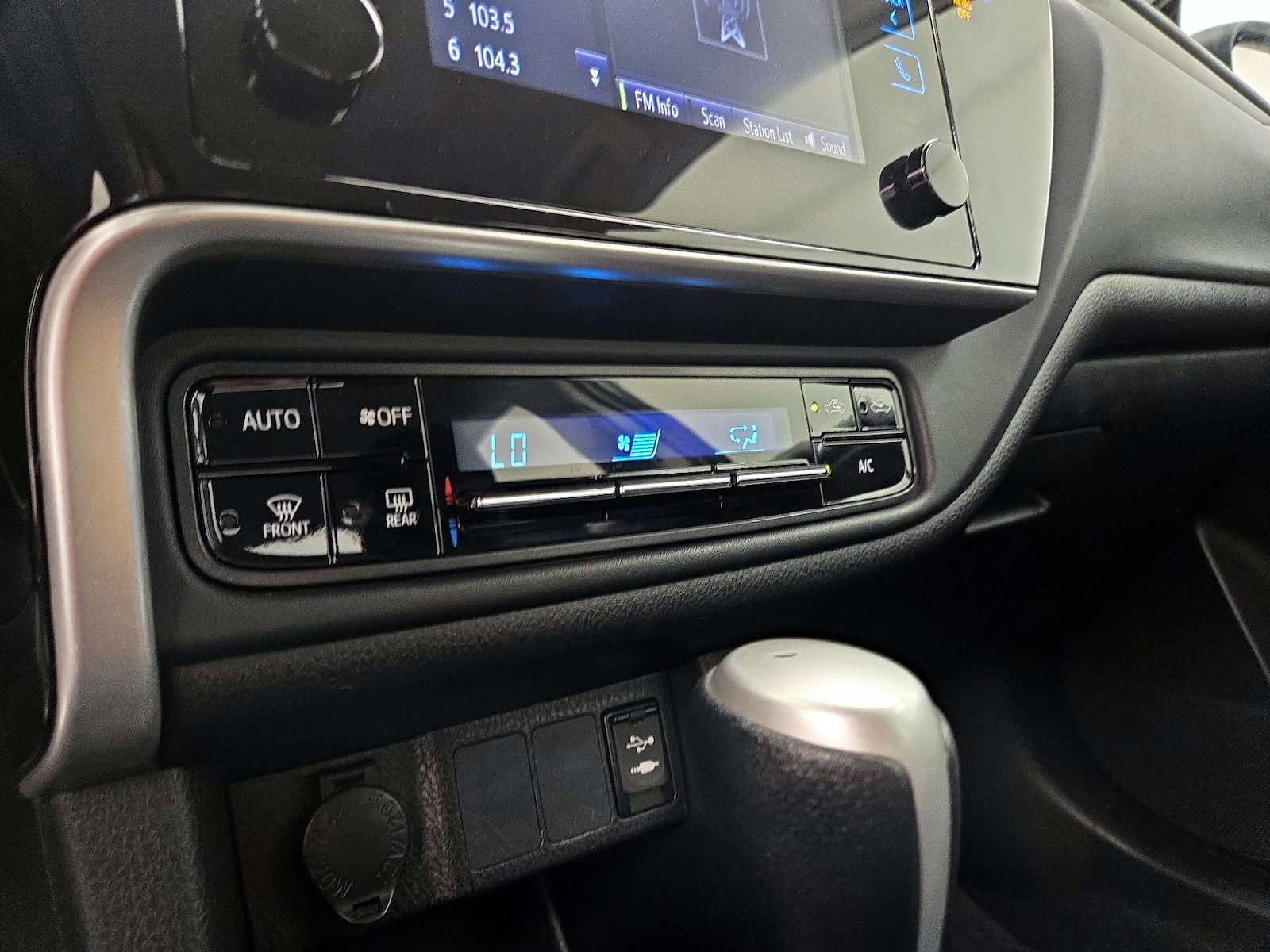 2019 Toyota Corolla LE - Photo 17