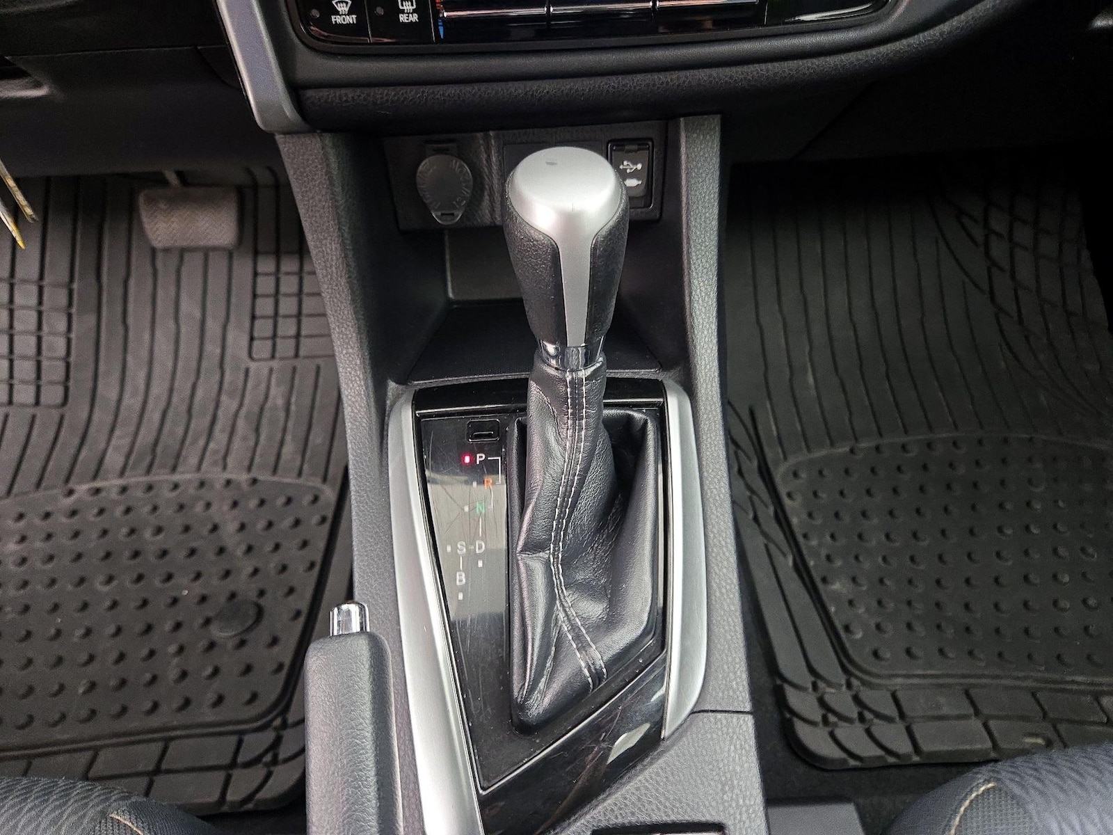 2019 Toyota Corolla LE - Photo 18
