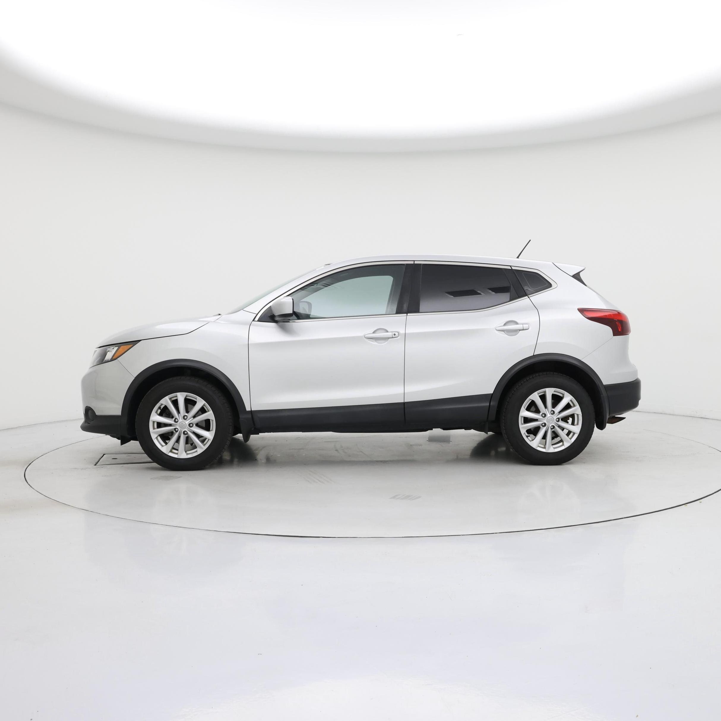 Thumbnail: 2017 Nissan Rogue Sport - 3