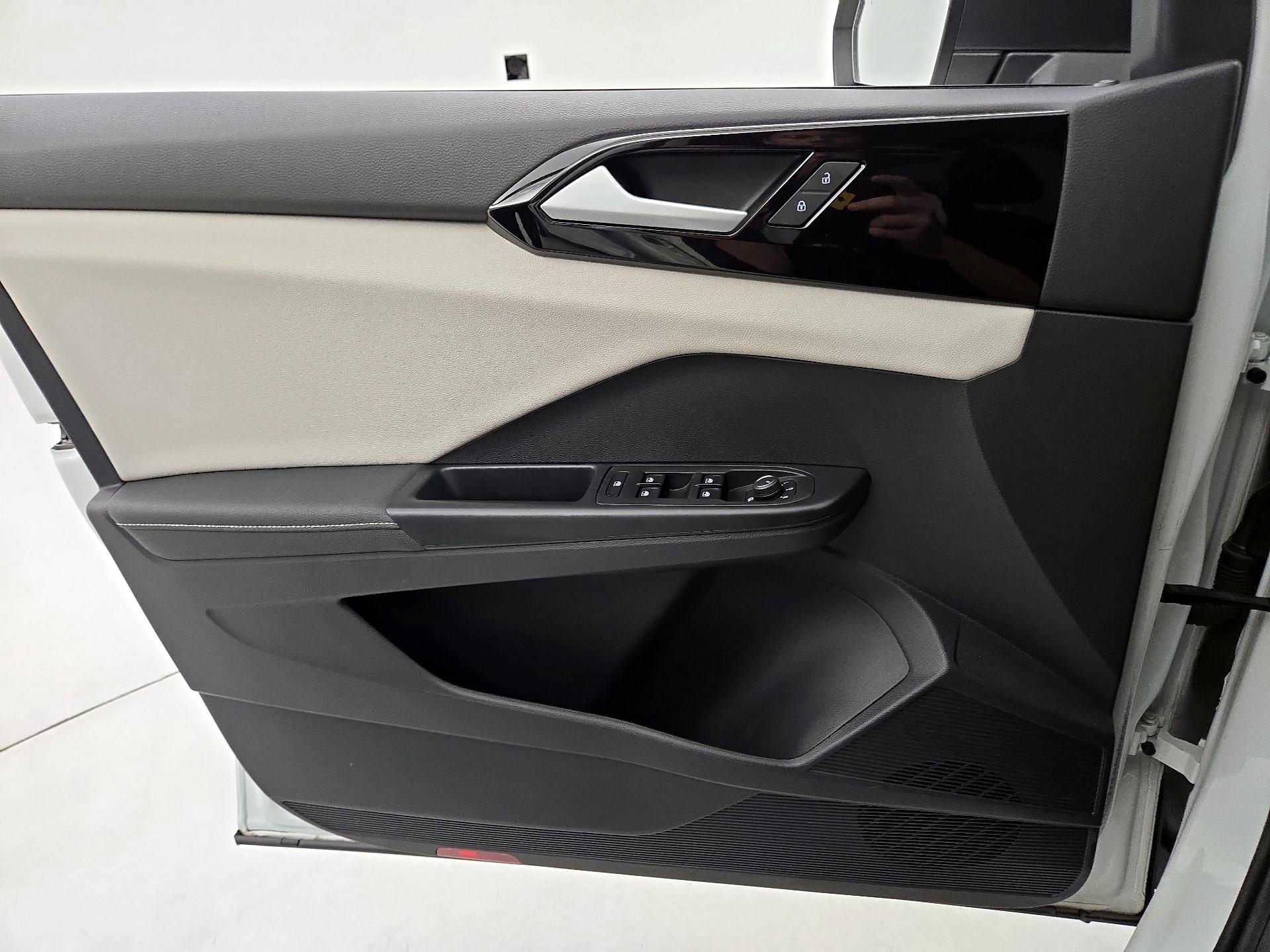 Thumbnail: 2025 Volkswagen Taos - 12