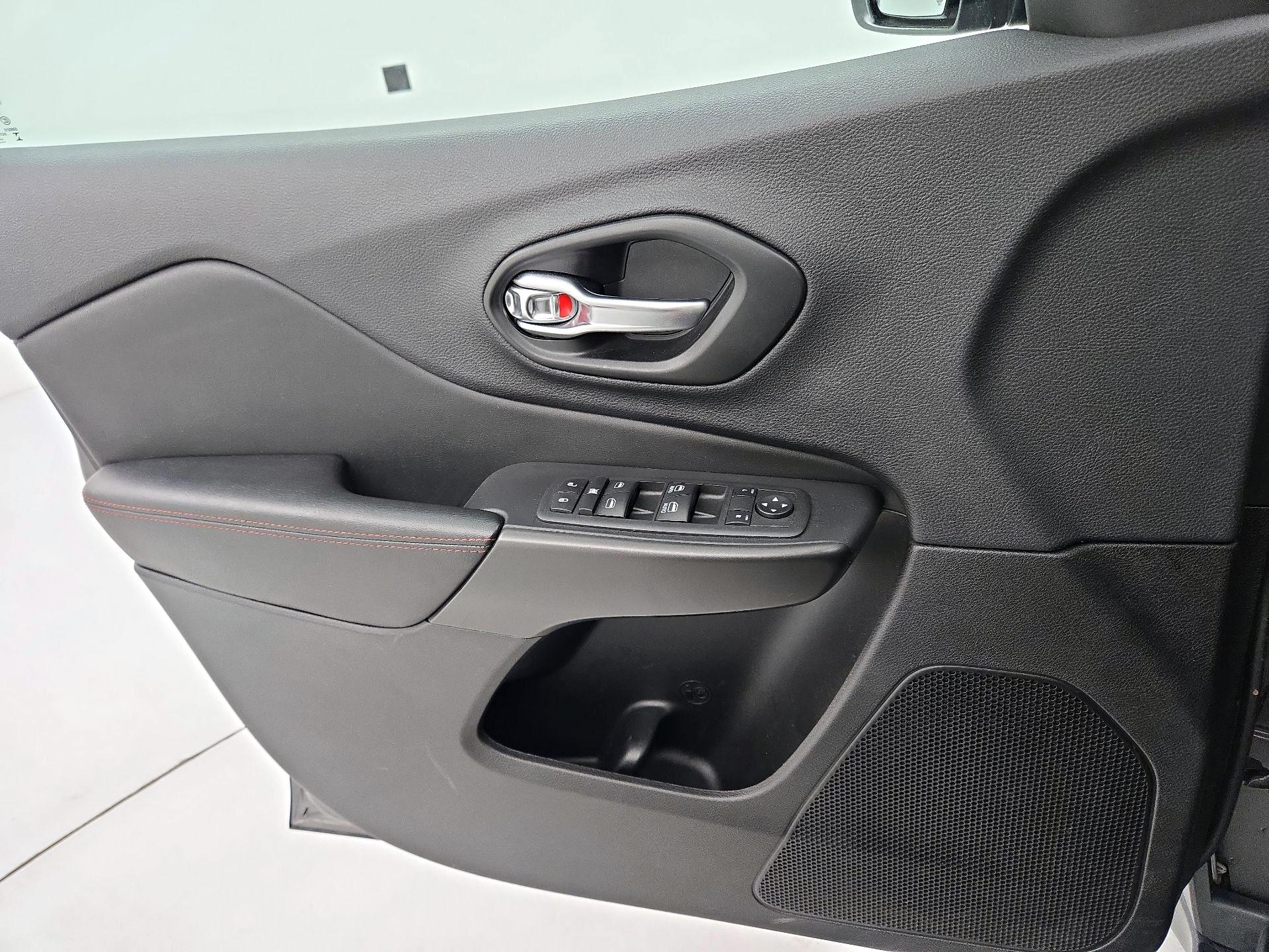 Thumbnail: 2022 Jeep Cherokee - 12