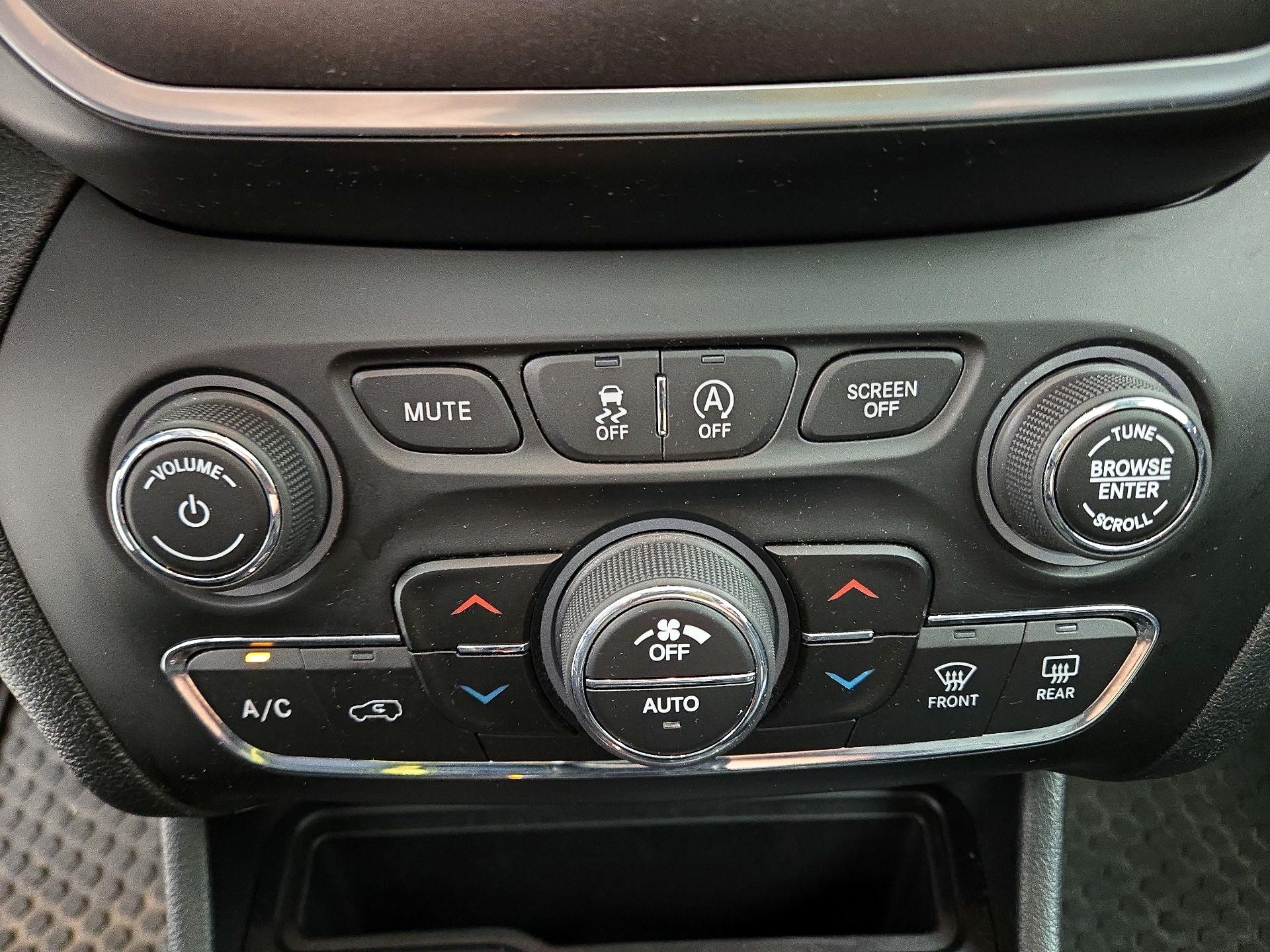 Thumbnail: 2022 Jeep Cherokee - 17