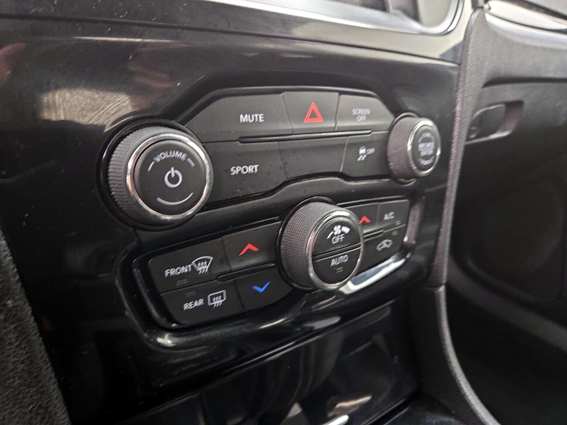 Thumbnail: 2019 Chrysler 300 - 16